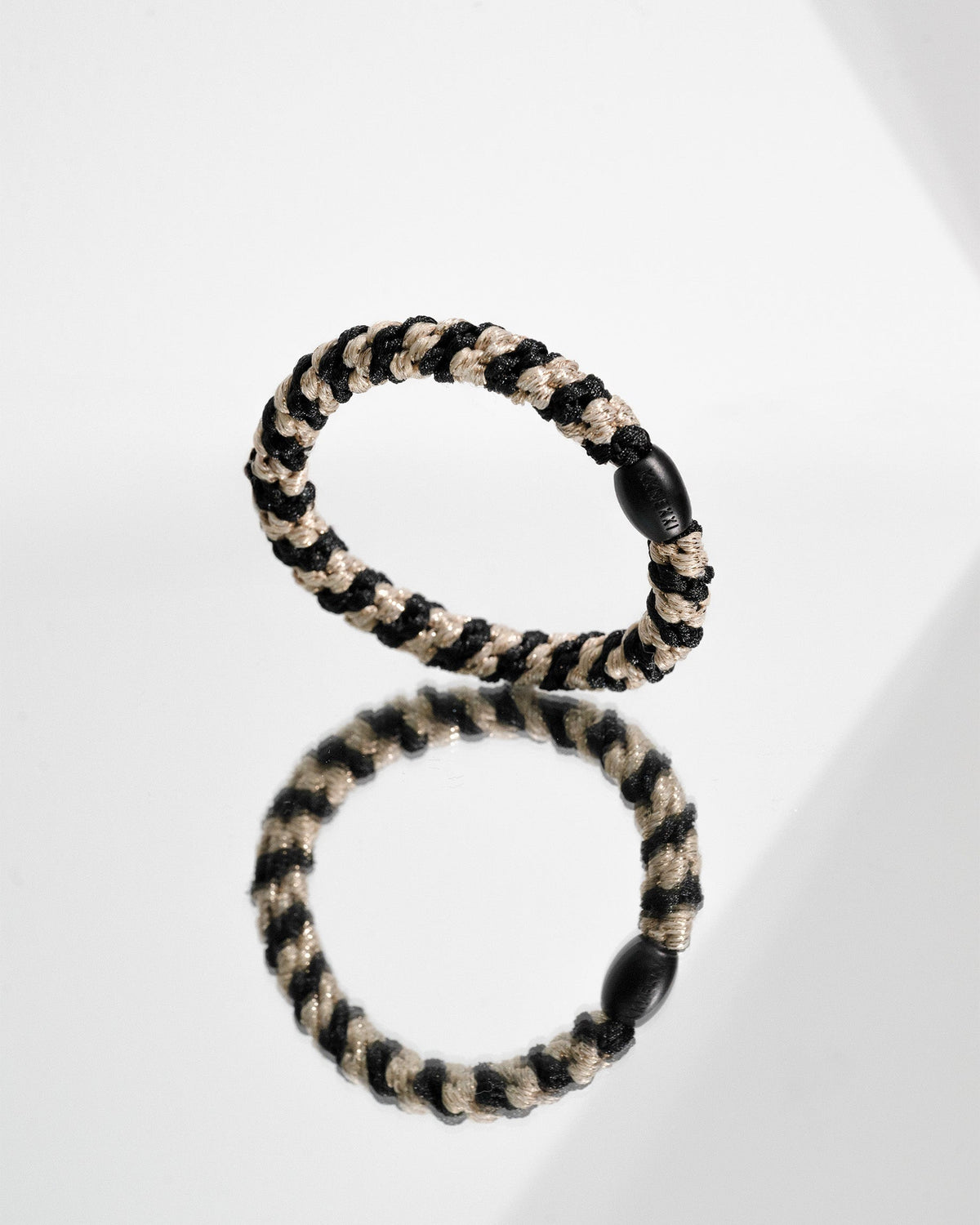 Élastique cheveux KKNEKKI Black Beige Glitter Stripe, rayures noir et beige pailletées | KKNEKKI | Vue 3 | Beluga Boutique