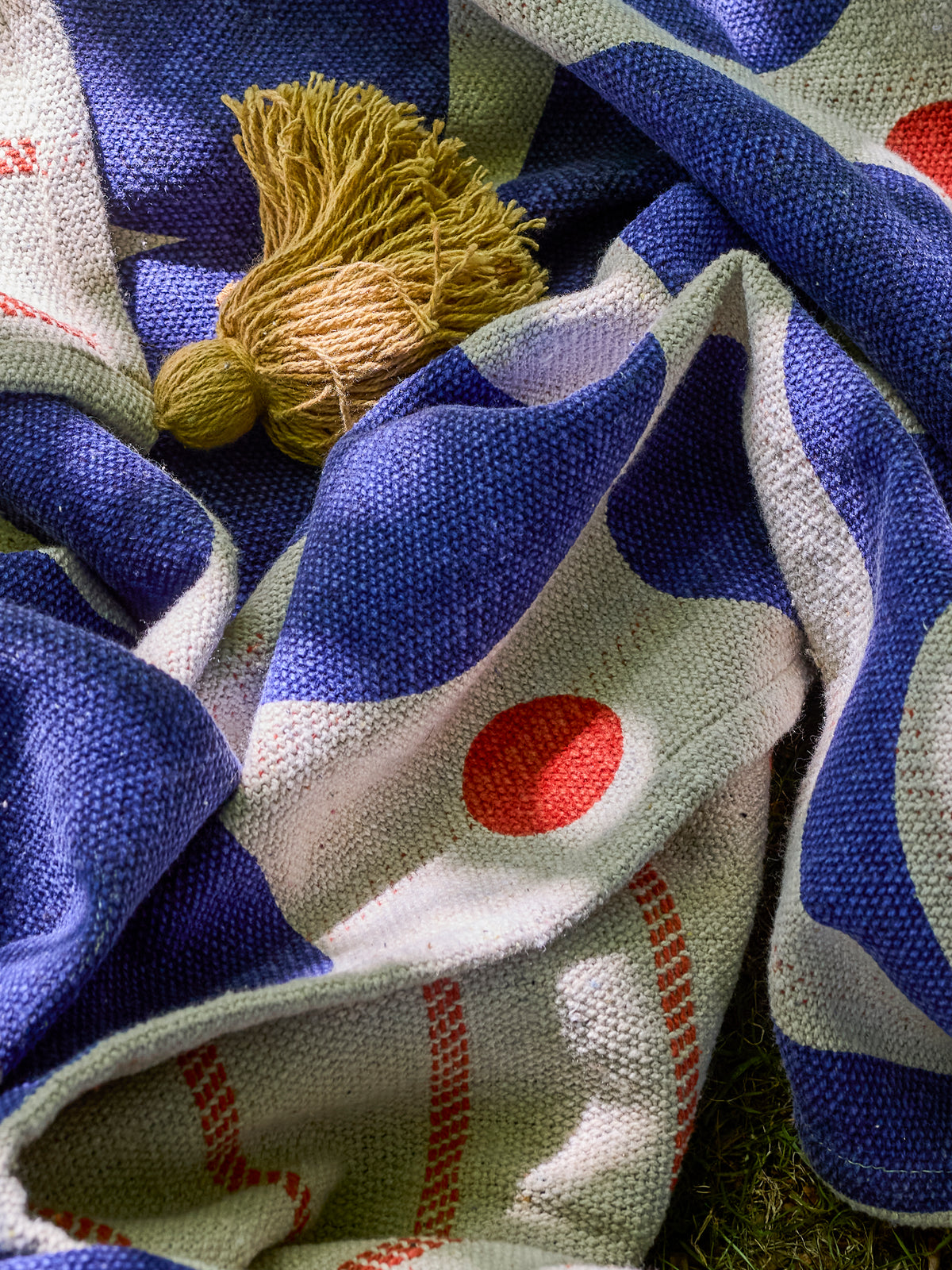 Plaid Eviaya bleu à motif floral graphique et pompons | Bloomingville | Vue 5 | Beluga Boutique