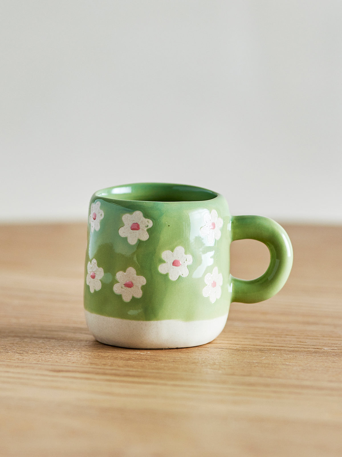 Tasse Millie en grès vert à fleurs blanches | Bloomingville | Vue 2 | Beluga Boutique