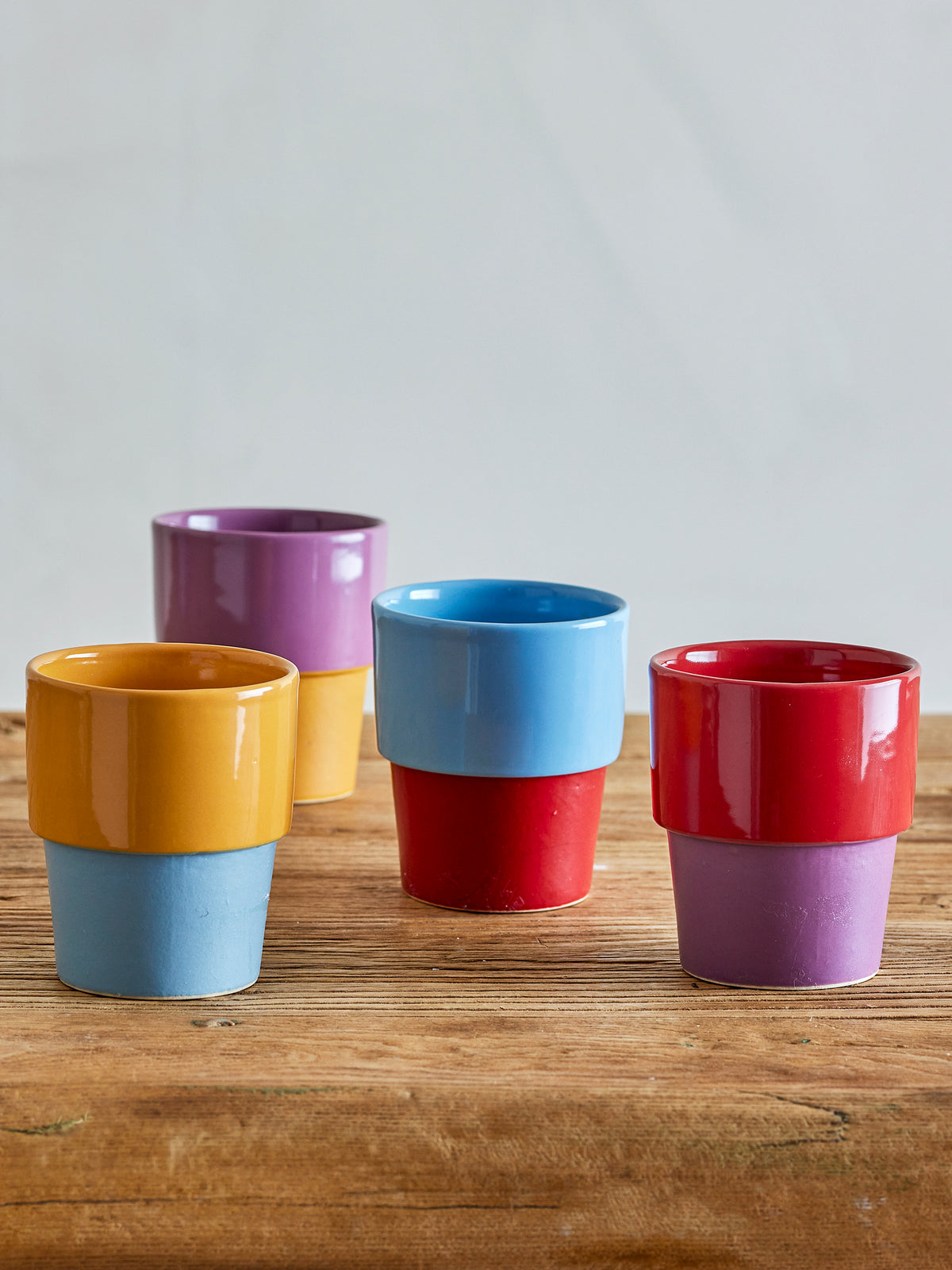 Tasses Ewan en grès bicolores violet, jaune, bleu et rouge, lot de 4 | Bloomingville | Vue 3 | Beluga Boutique