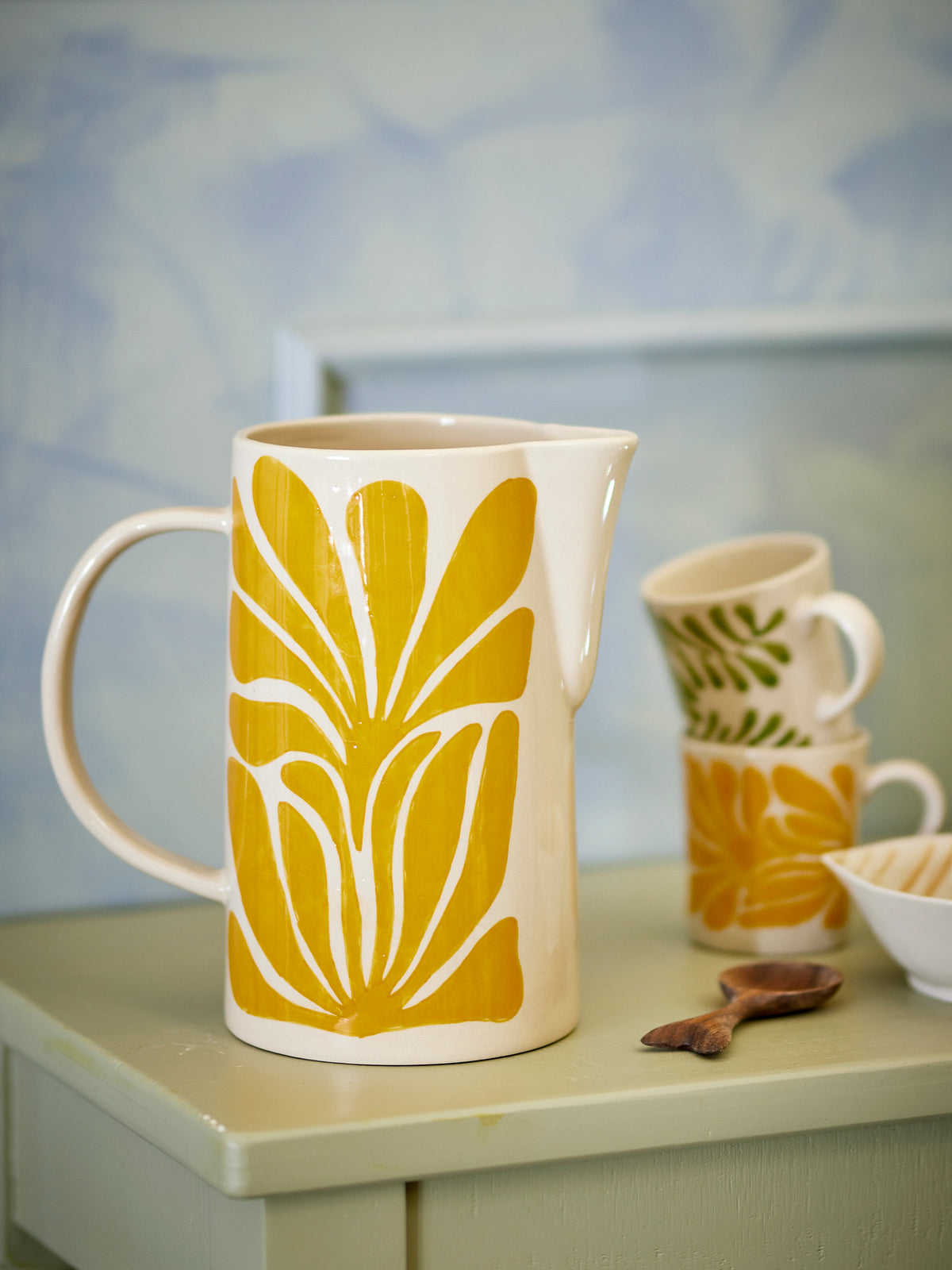 Pichet Fauni en grès à feuilles jaunes peintes main, 2,1 L | Bloomingville | Vue 5 | Beluga Boutique