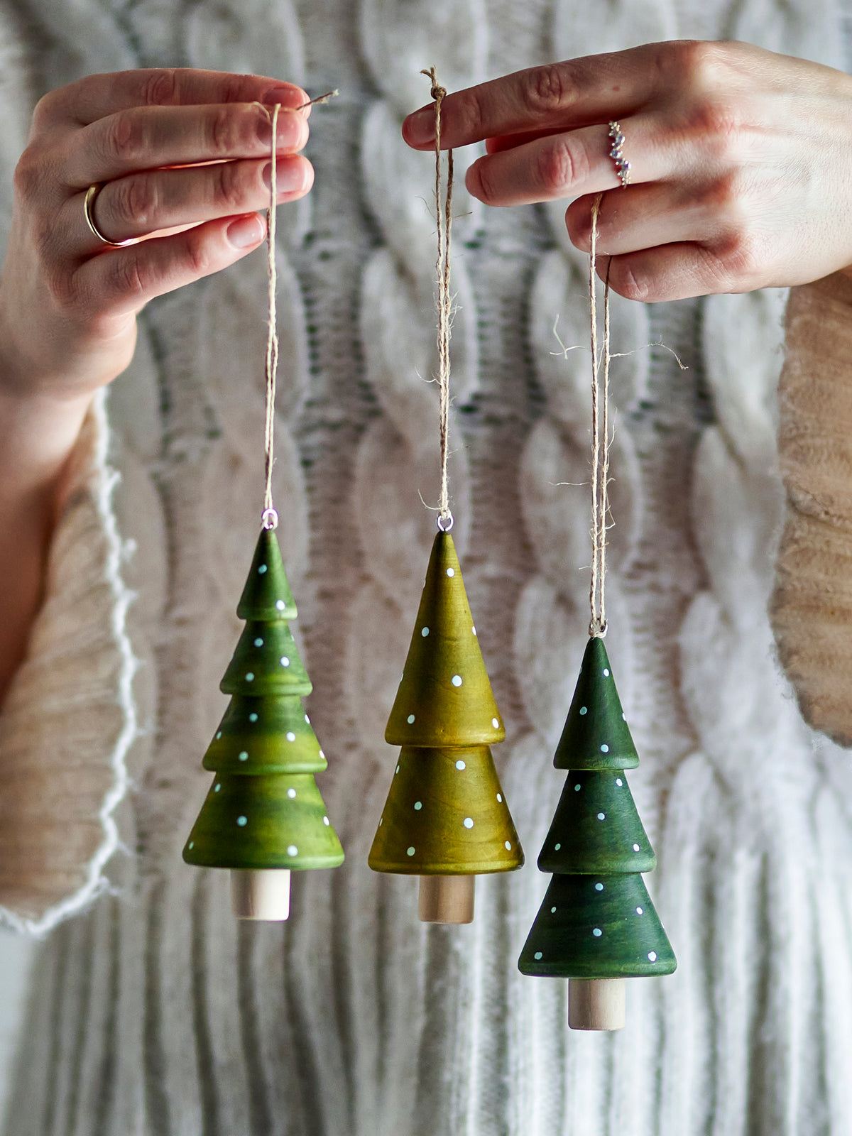 Sapins à suspendre Jayli en bois peint à la main, set de 3 | Bloomingville | En main | Beluga Boutique