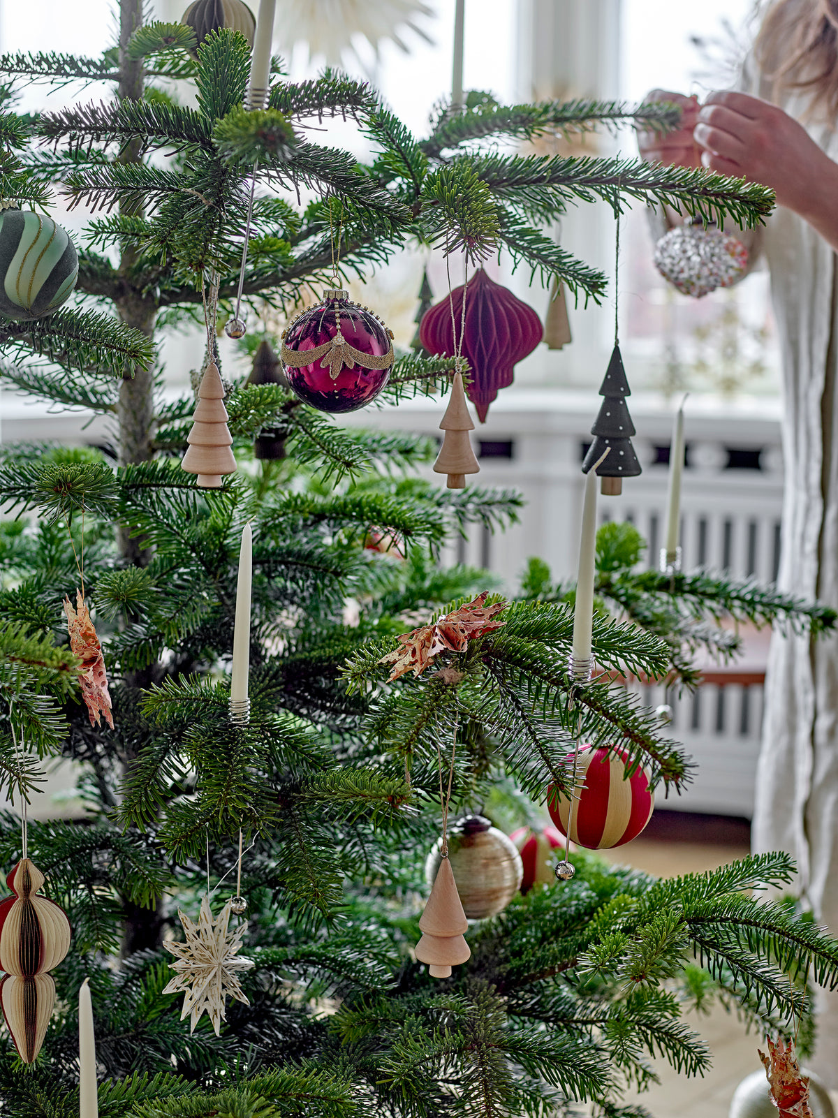 Sapins à suspendre Jayli en bois peint à la main, set de 3 | Bloomingville | Mise en situation | Beluga Boutique
