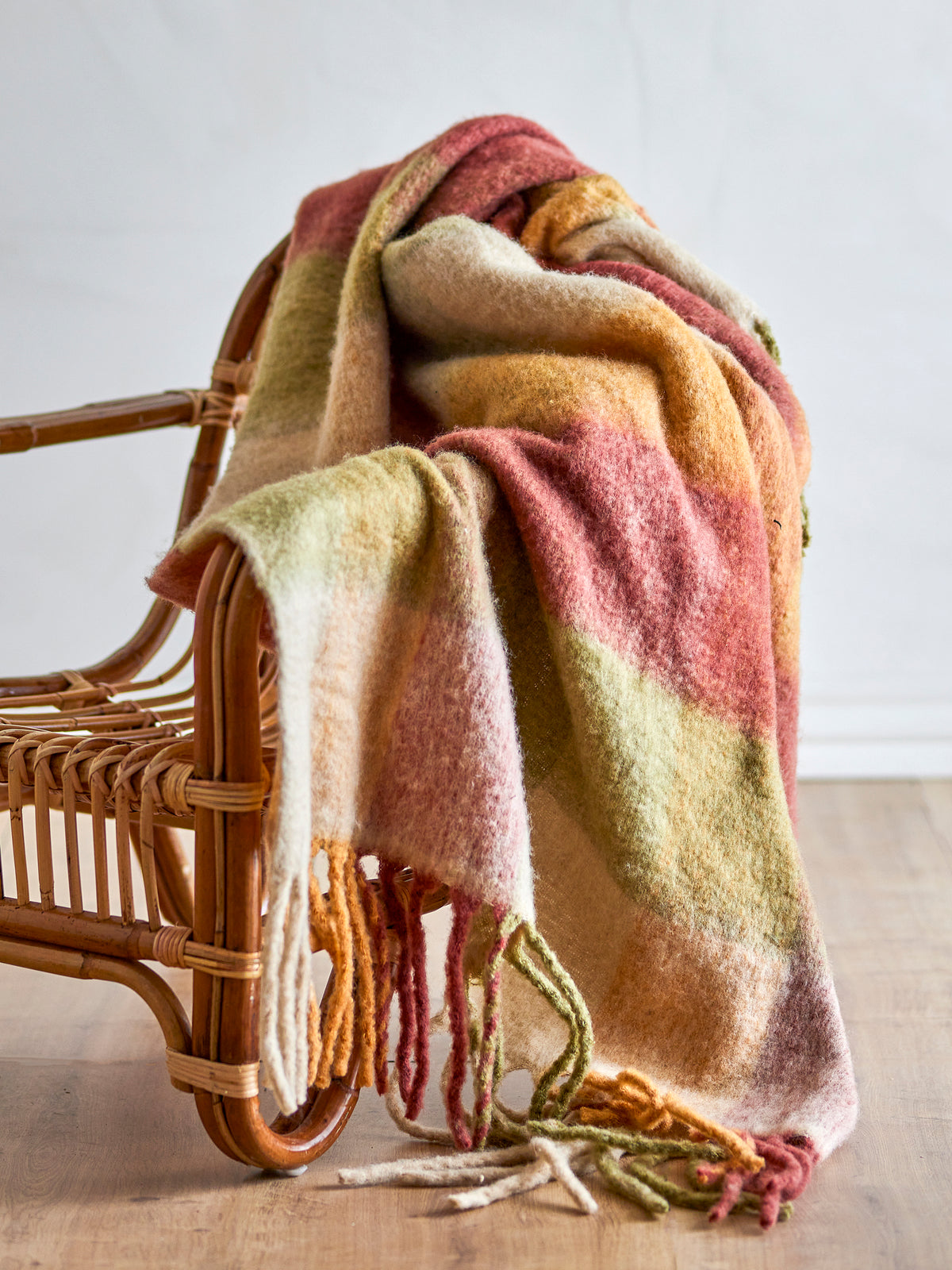 Plaid Hamisha à grands carreaux vert et brun, franges multicolores | Bloomingville | Vue 4 | Beluga Boutique