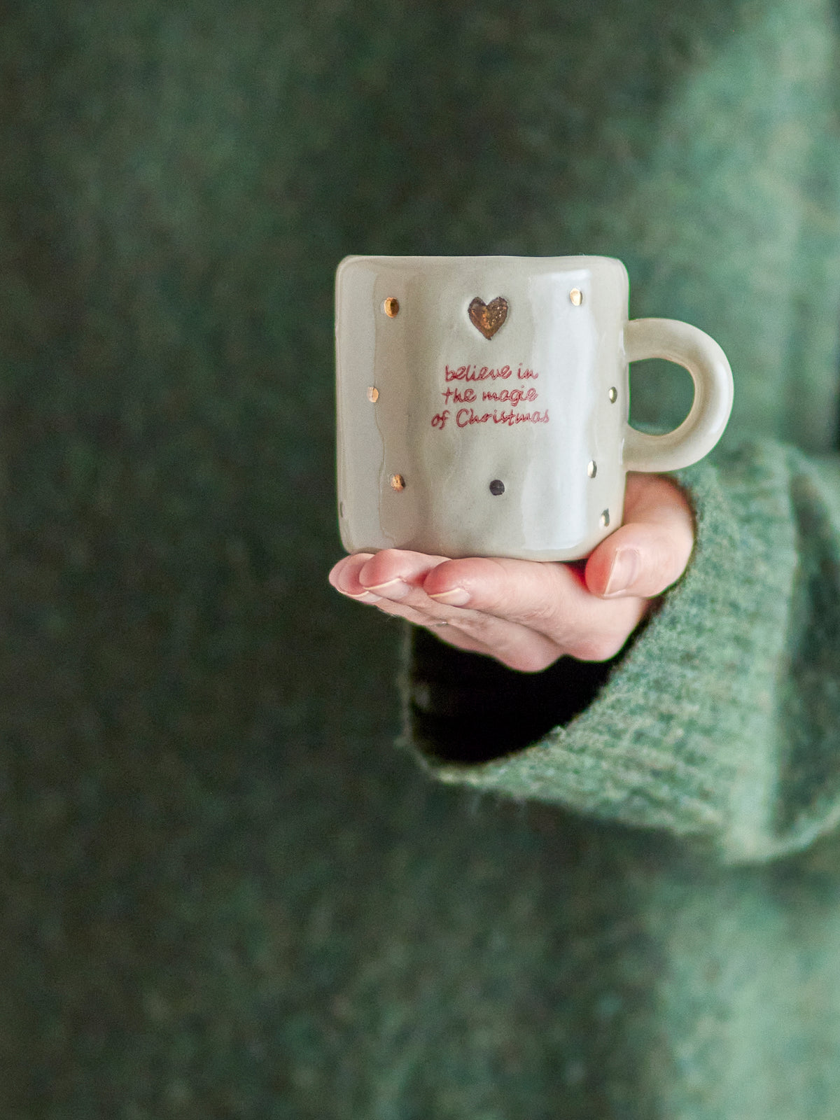 Tasses Christy en grès messages de Noël rouges et dorés, lot de 4 | Bloomingville | En main | Beluga Boutique