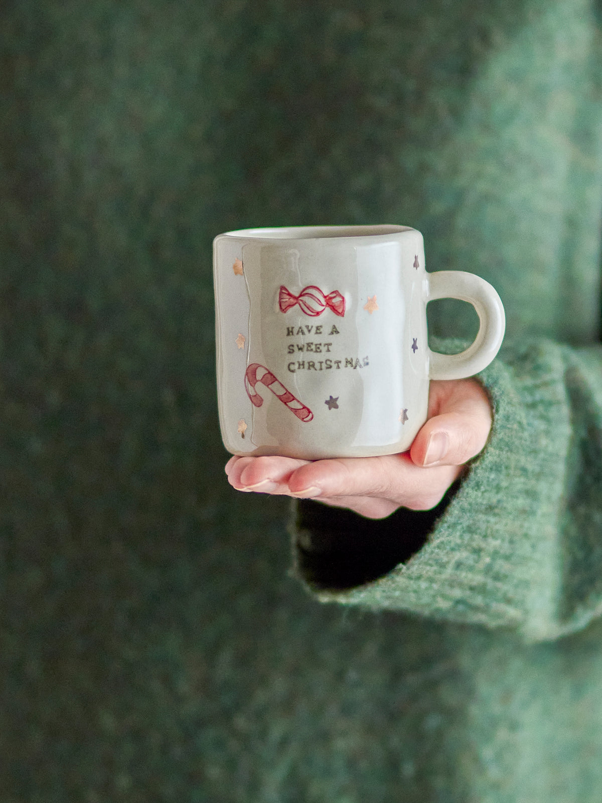 Tasses Christy en grès messages de Noël rouges et dorés, lot de 4 | Bloomingville | En main 3 | Beluga Boutique