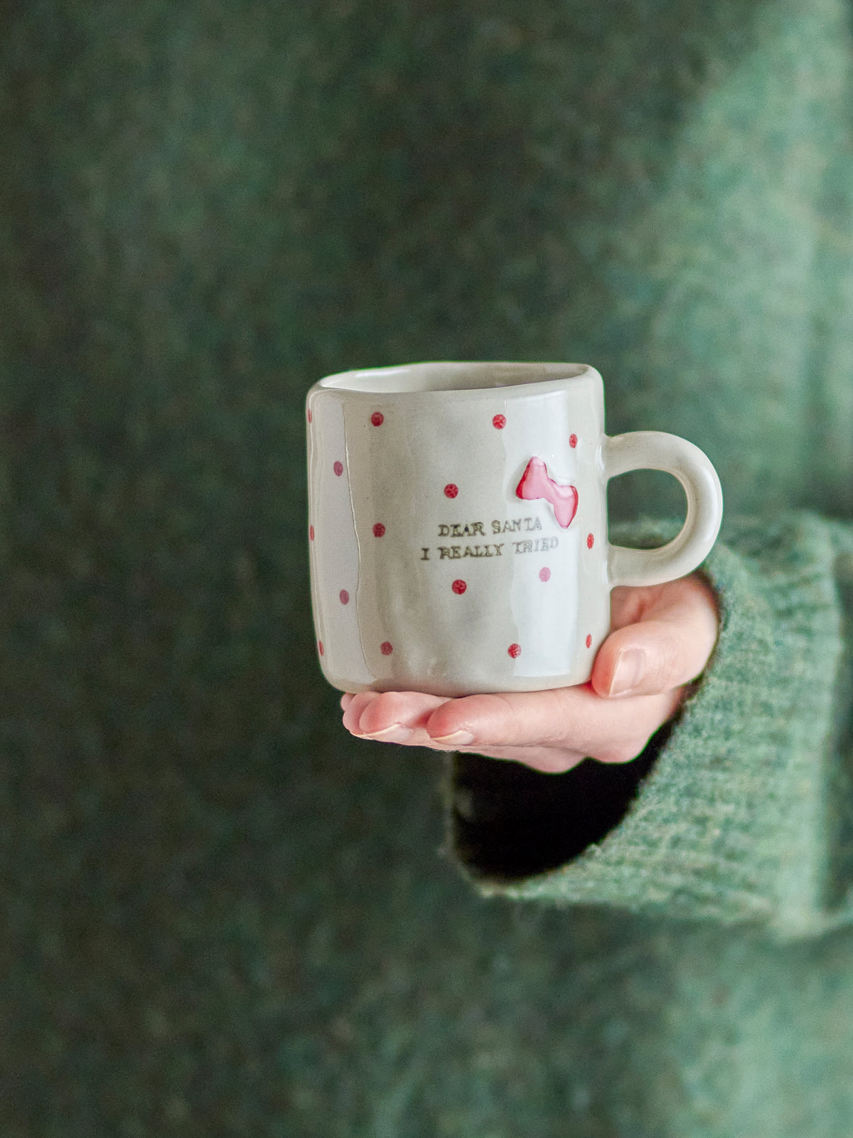 Tasses Christy en grès messages de Noël rouges et dorés, lot de 4 | Bloomingville | En main 4 | Beluga Boutique