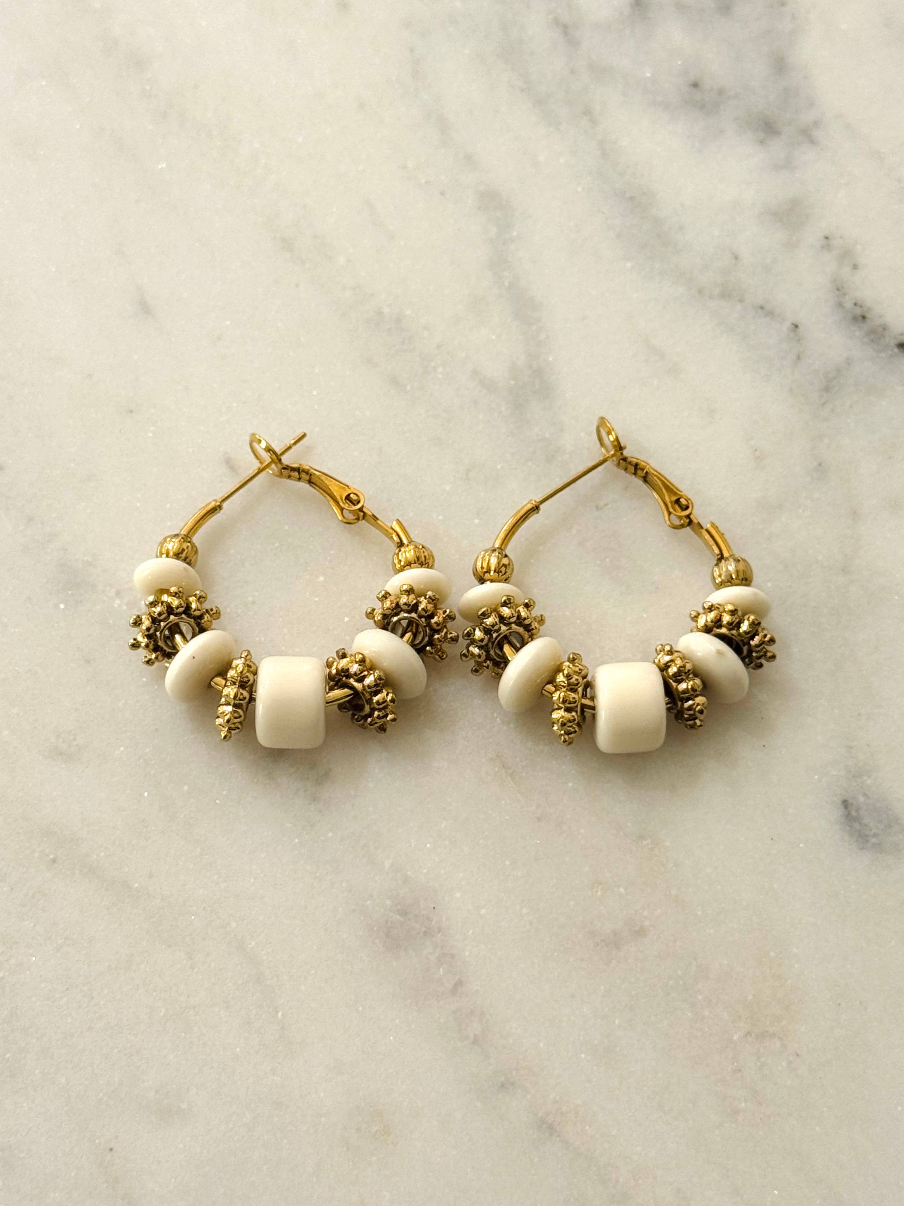 Boucles d'oreilles créoles bohèmes Manila perles crème, bijou Cassette Barcelona