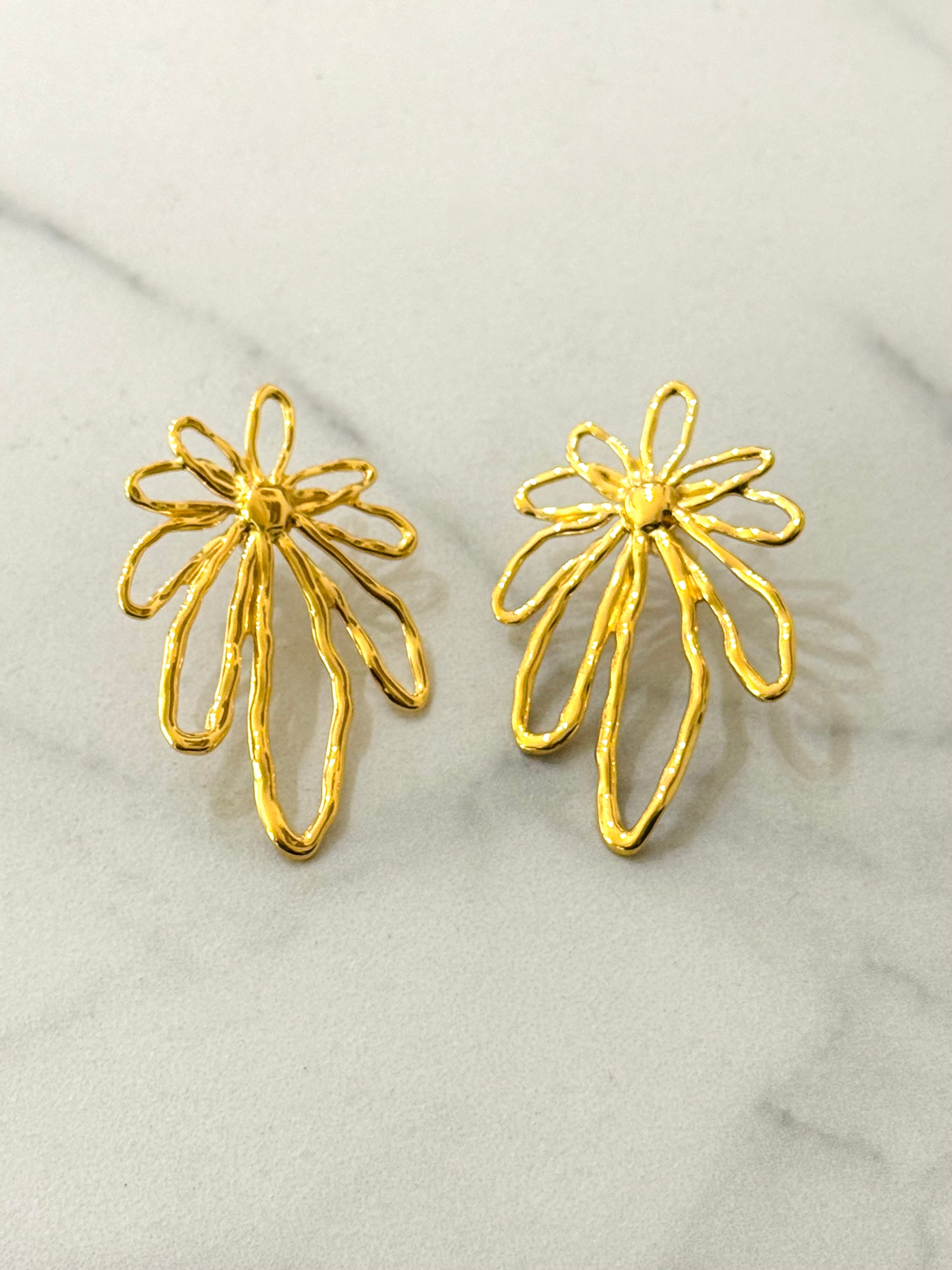 Boucles d'oreilles fleur Anina en acier inoxydable doré ajouré, bijou Cassette Barcelona