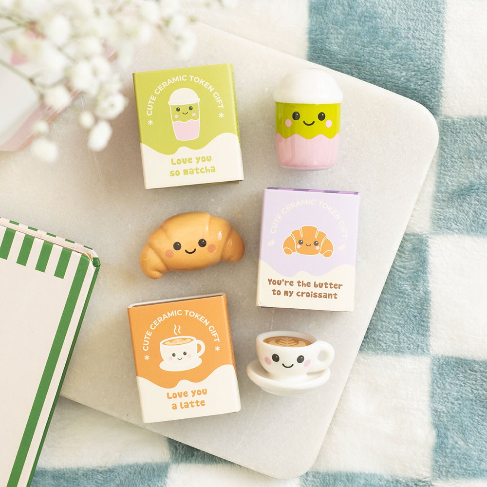 Jetons porte-bonheur Kawaii Kafe en céramique, croissant matcha et latte, Something Different | Beluga Boutique