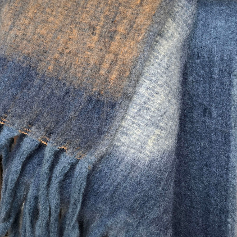 Plaid Zapotec doux en polyester recyclé | Bleu | Malagoon | Détail | Beluga Boutique