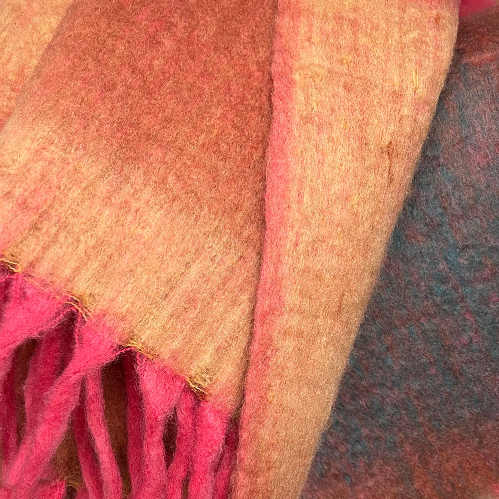 Plaid Zapotec doux en polyester recyclé | Rose | Malagoon | Détail | Beluga Boutique