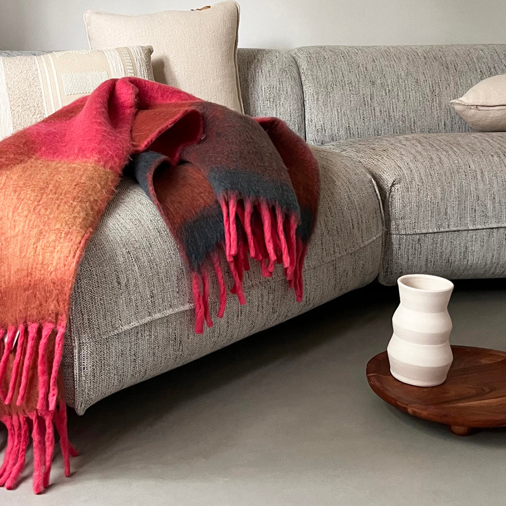 Plaid Zapotec doux en polyester recyclé | Rose | Malagoon | Mise en situation | Beluga Boutique