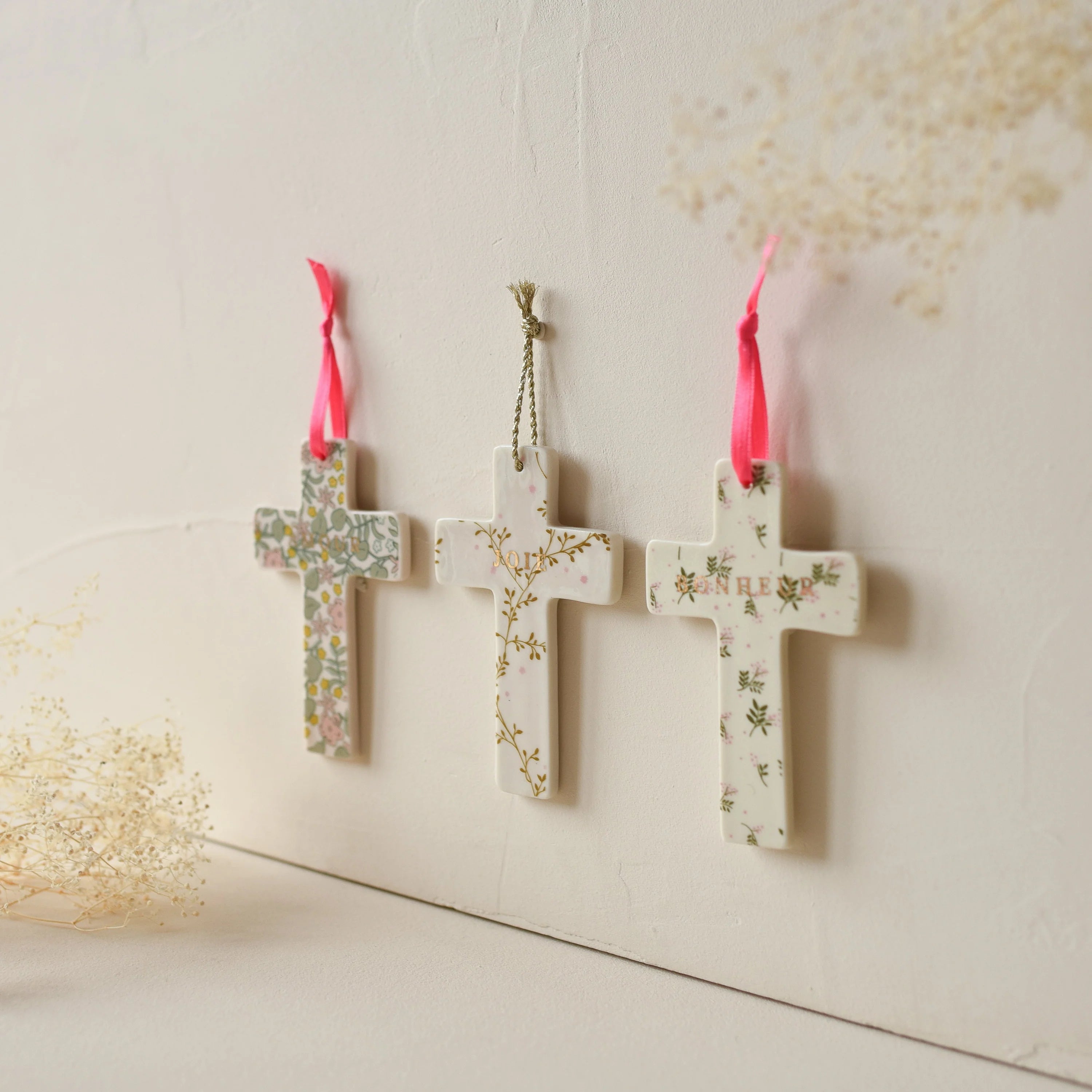 Croix Murale en porcelaine — vue 5 — Baubels