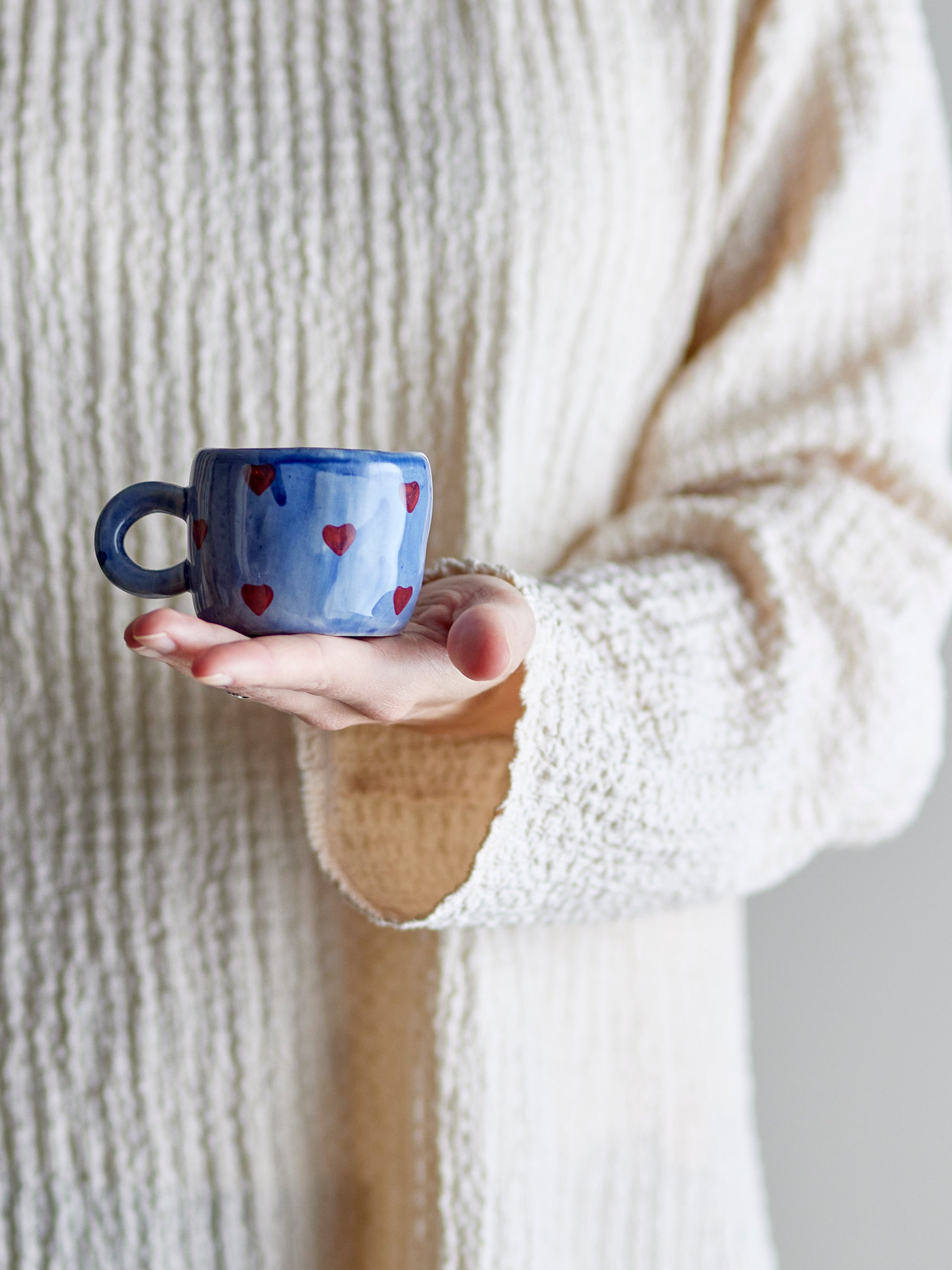 Tasse Nini en grès bleu avec coeurs