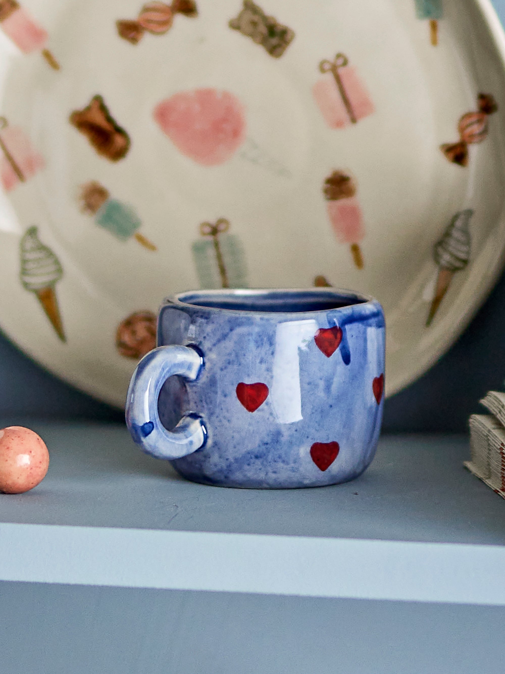 Tasse Nini en grès bleu avec coeurs