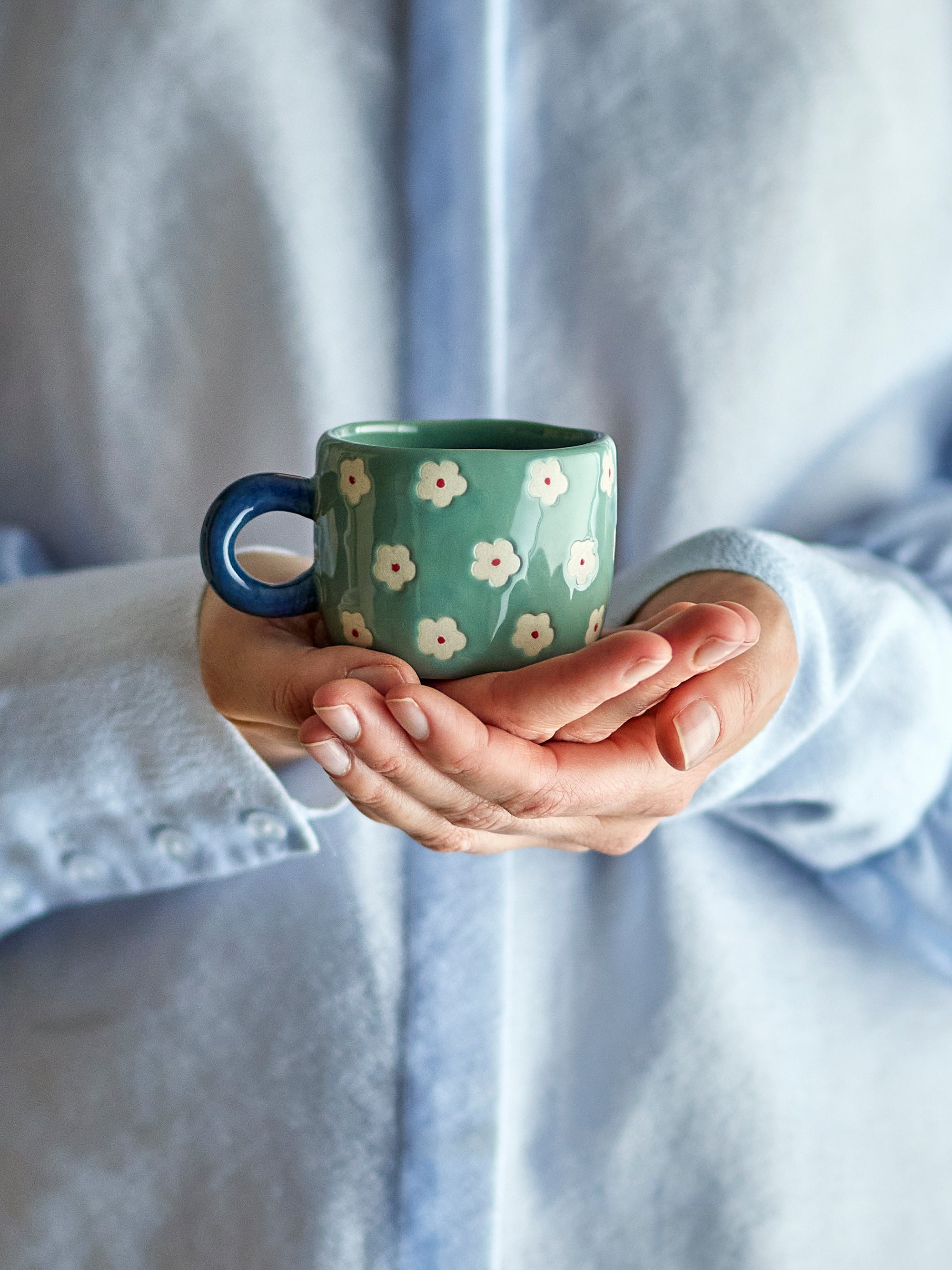 Nini blue stoneware mug with white flowers