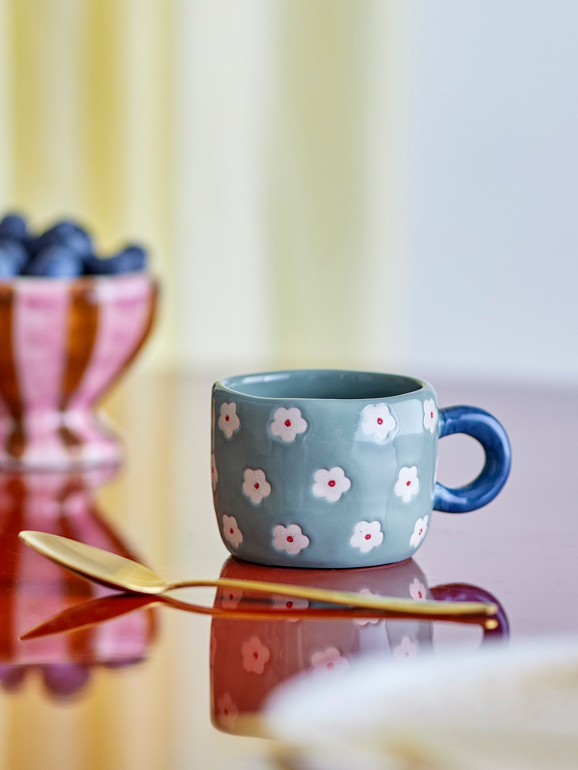 Tasse Nini en grès bleu avec fleurs blanches