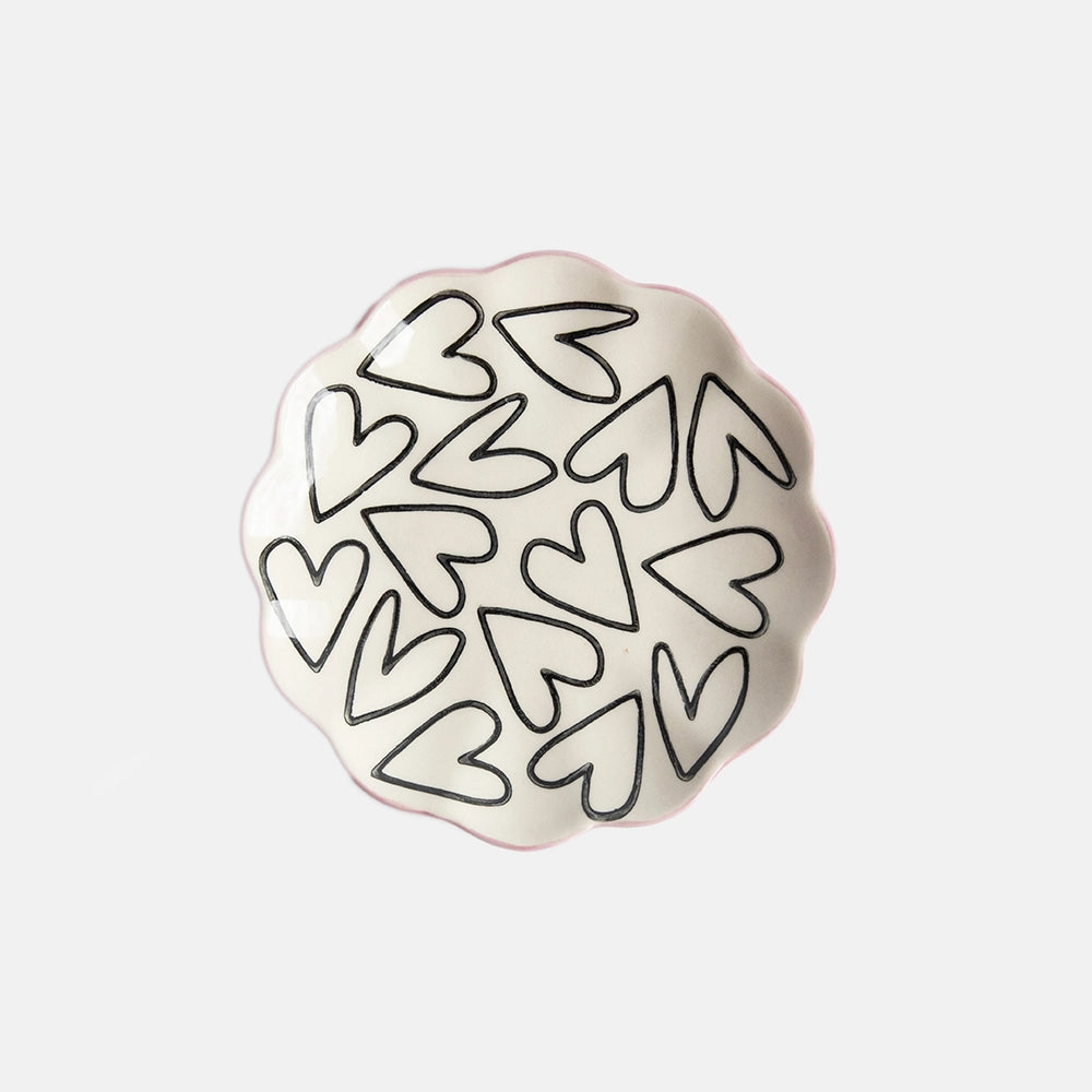 Plateau à bibelots festonné à cœurs en contour en grès émaillé peint à la main