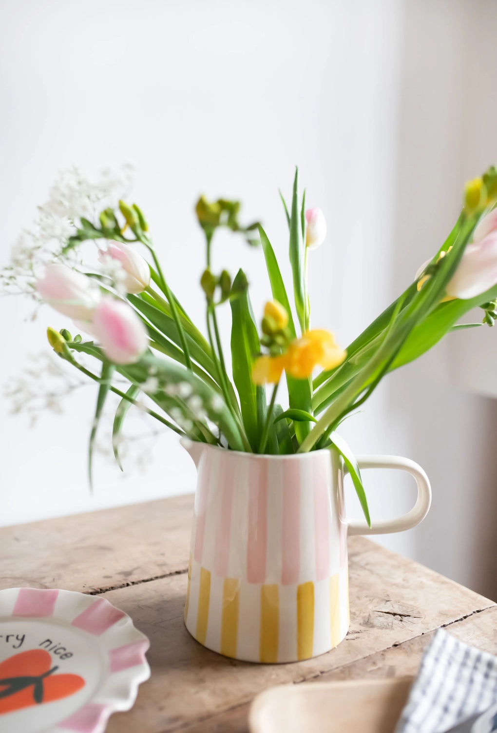 Grand pichet à rayures décalées en grès émaillé peint à la main