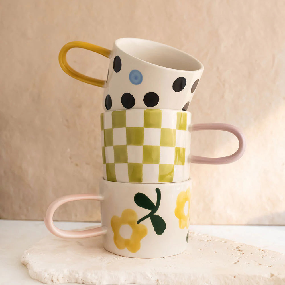 Mug en grès émaillé à damier vert olive peint à la main, anse rose