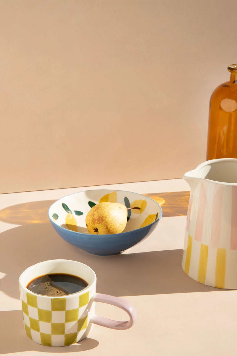 Mug en grès émaillé à damier vert olive peint à la main, anse rose