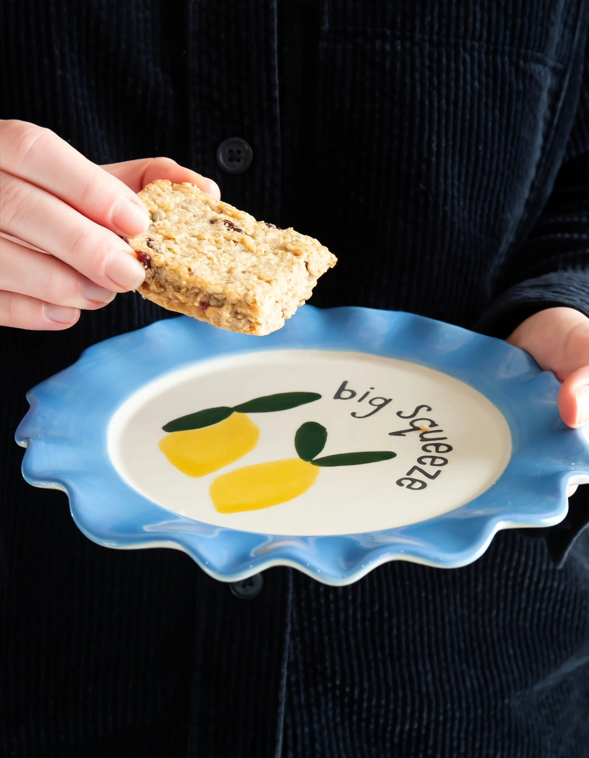 Assiette Big Squeeze aux citrons avec bord festonné bleu en grès émaillé peint à la main