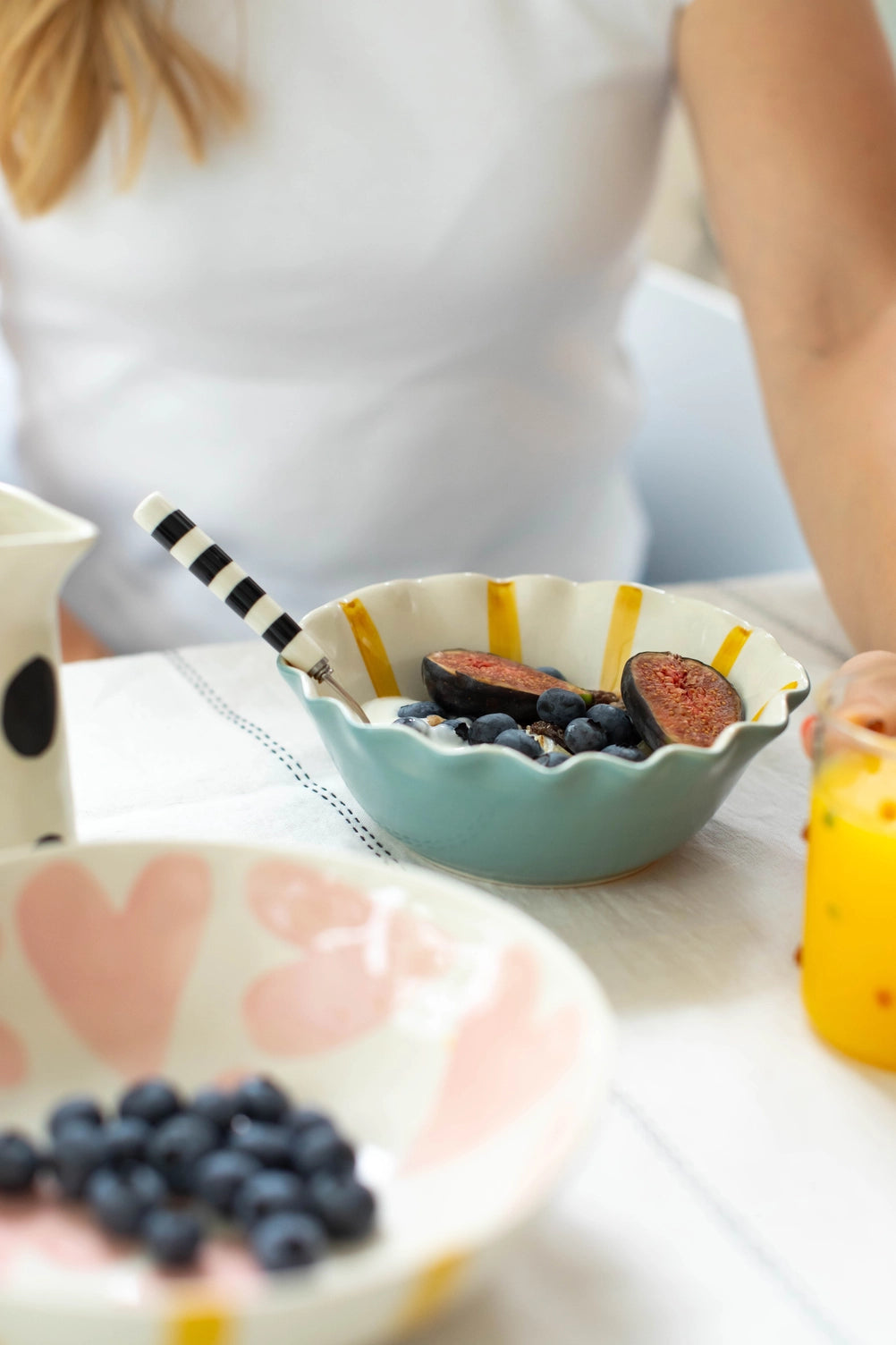 Bol rond à cœurs roses et rayures moutarde en grès émaillé peint à la main