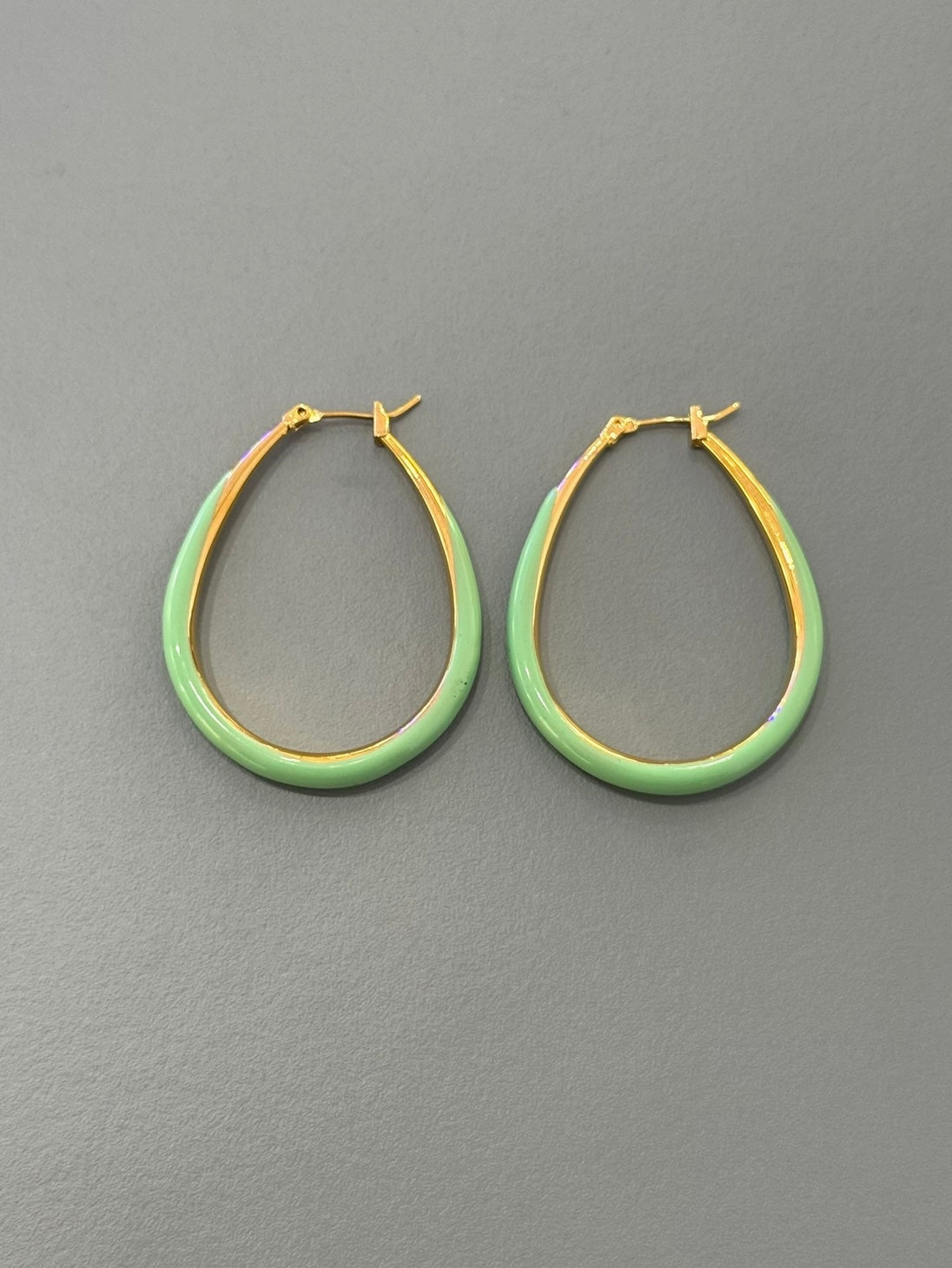 Boucles d'oreilles mini créoles Lucy émaillées vert menthe