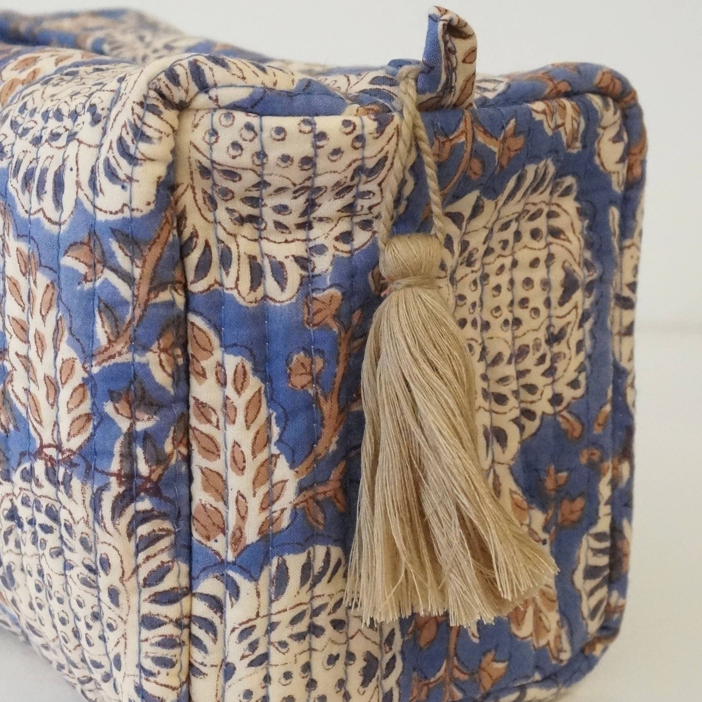 Trousse de toilette matelassée en coton imprimé bleu indigo n123, Claire Beaugrand