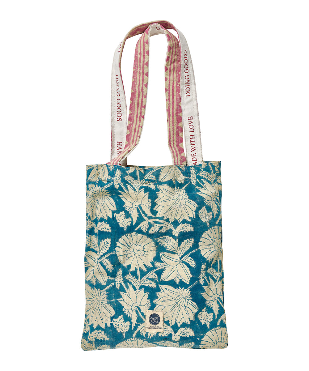 Jeté de coton Simple Lullaby avec tote bag — vue 3 — Doing Goods