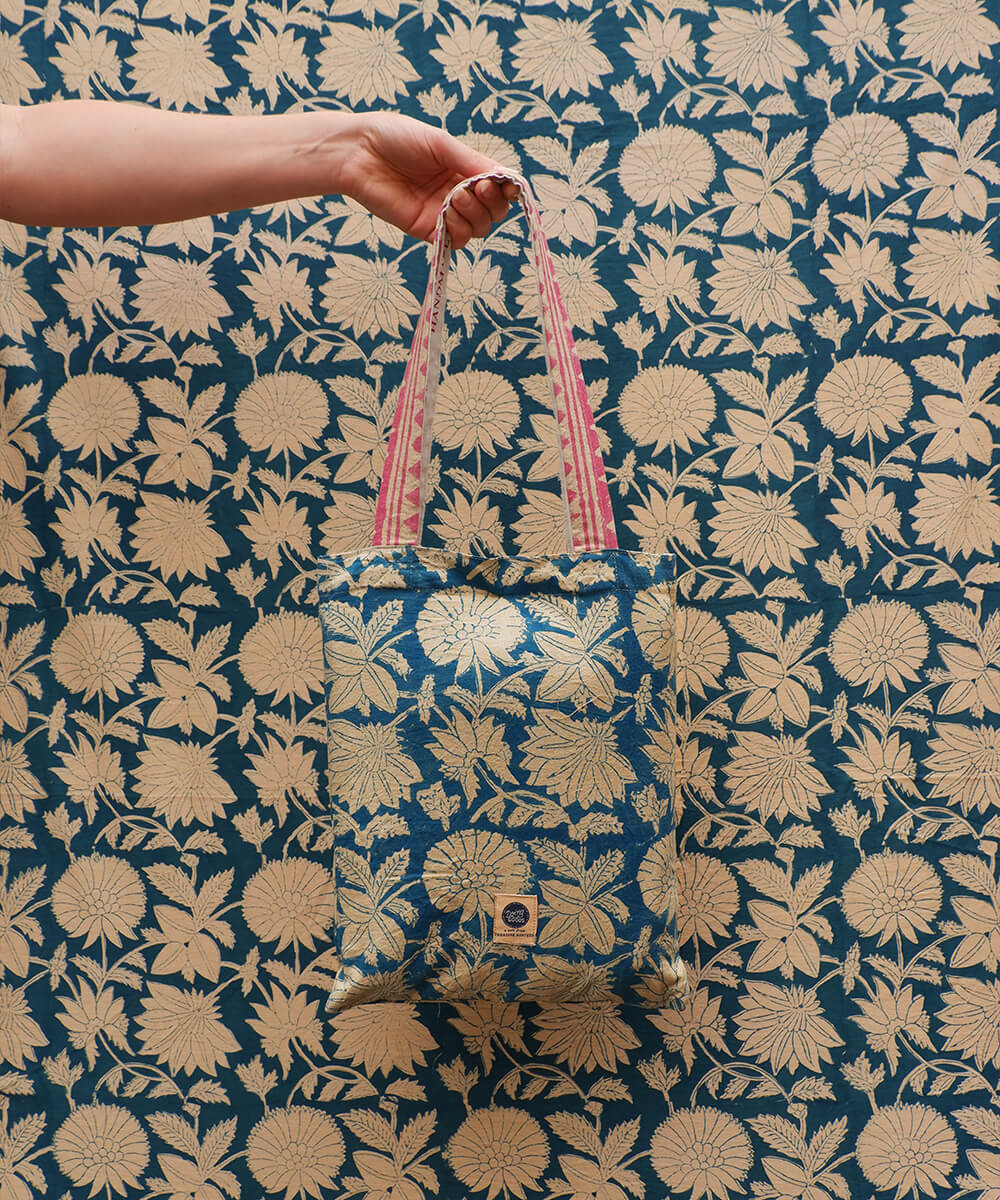 Jeté de coton Simple Lullaby avec tote bag — vue 4 — Doing Goods