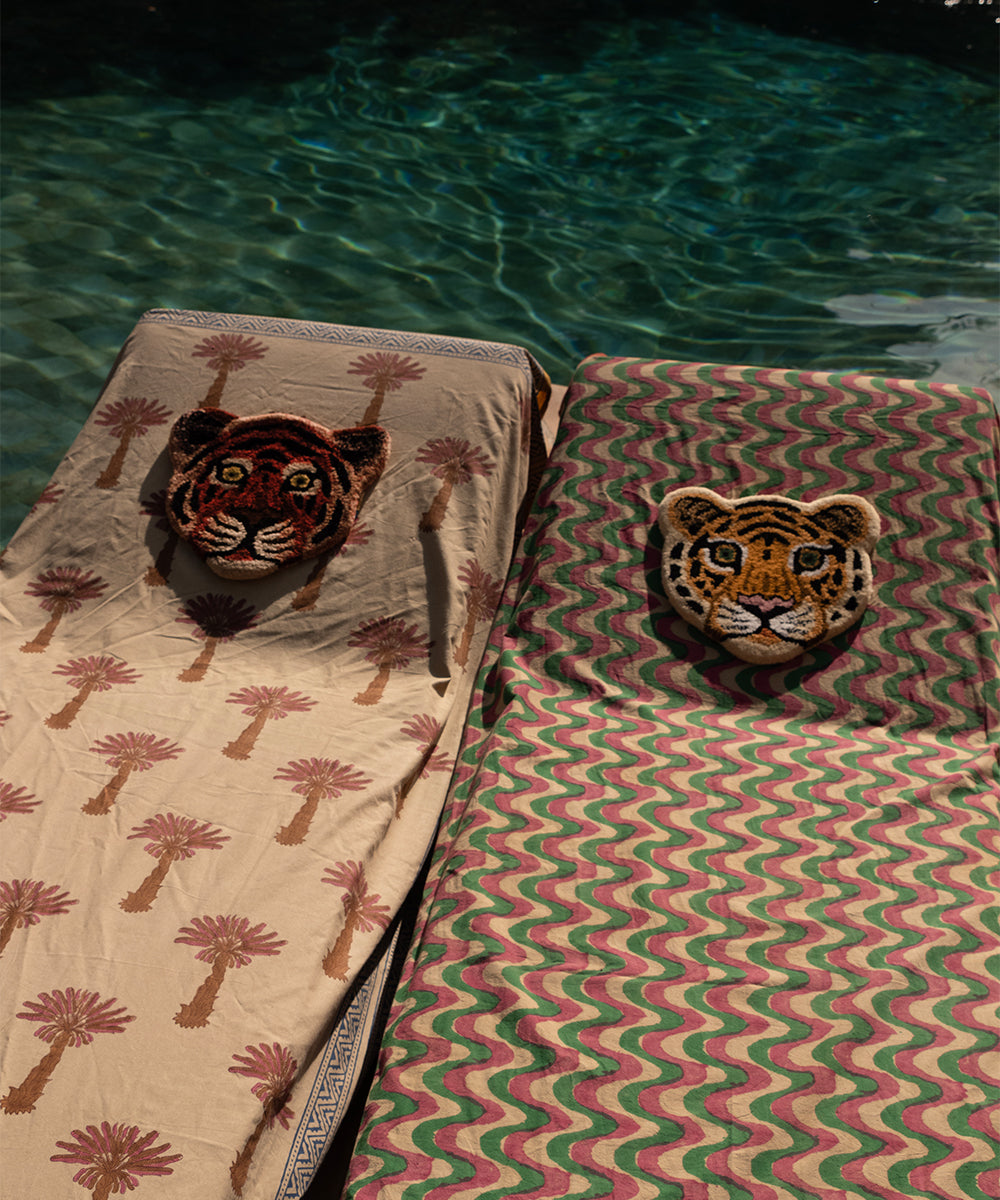 Jeté de coton Simple Tala Palmtree dans son tote bag