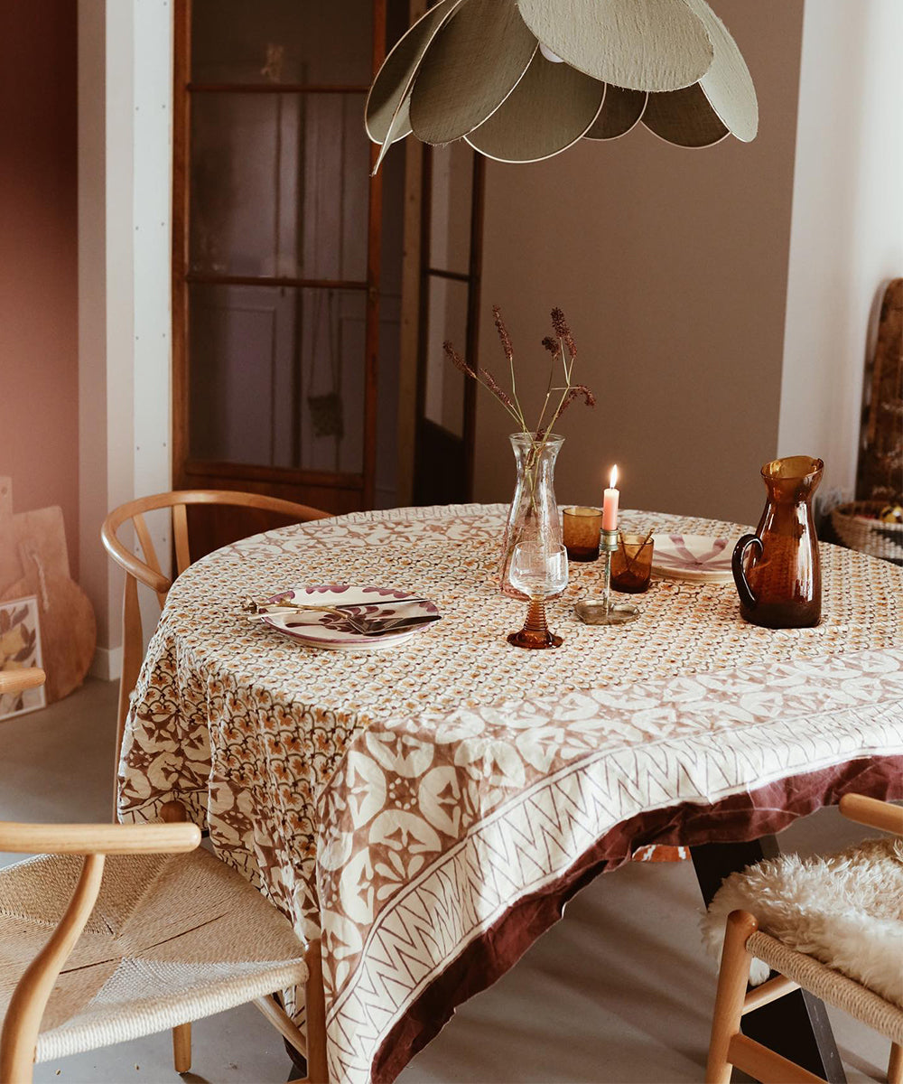 Jeté de coton Dani Simple dans son tote bag