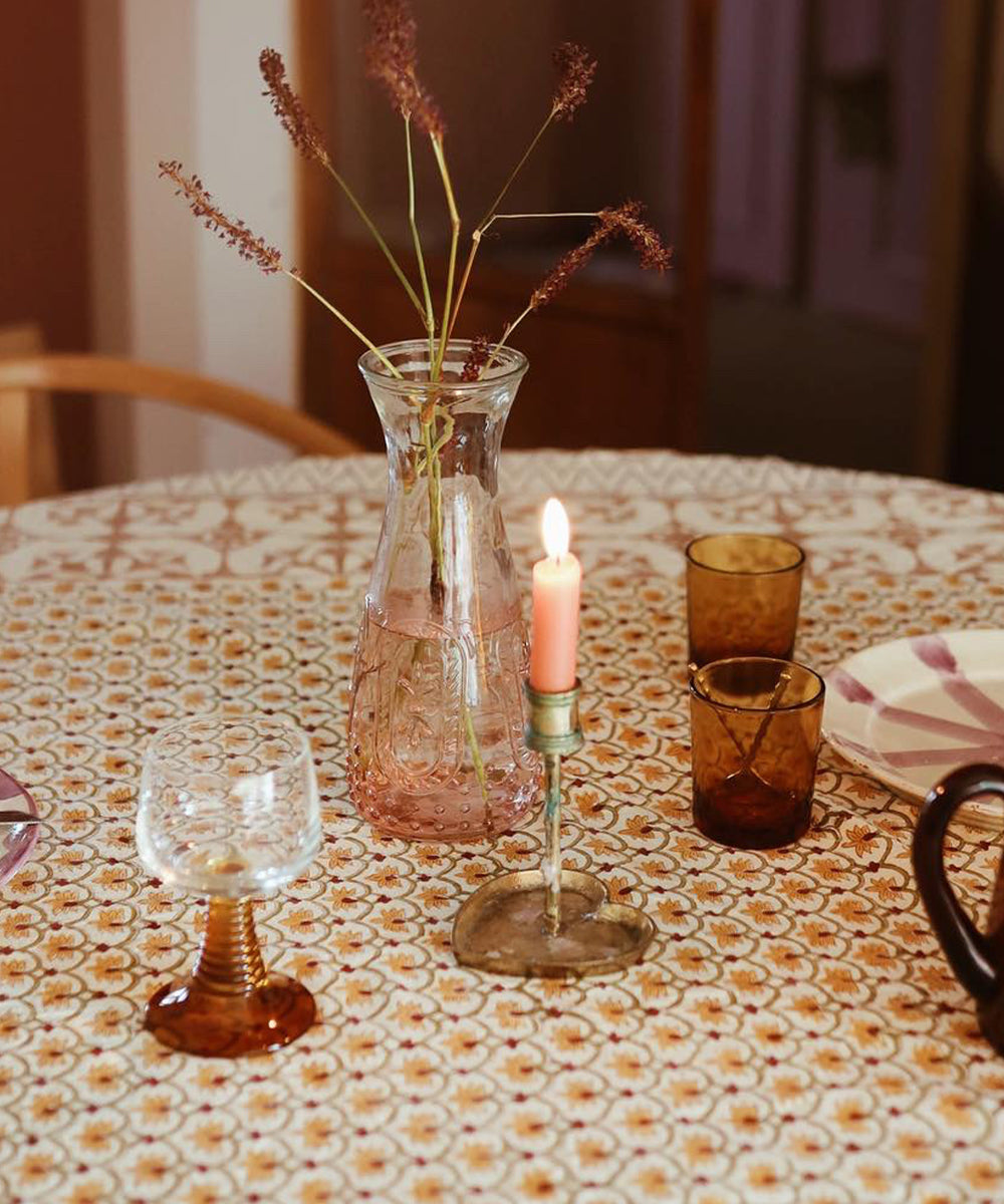 Jeté de coton Dani Simple dans son tote bag