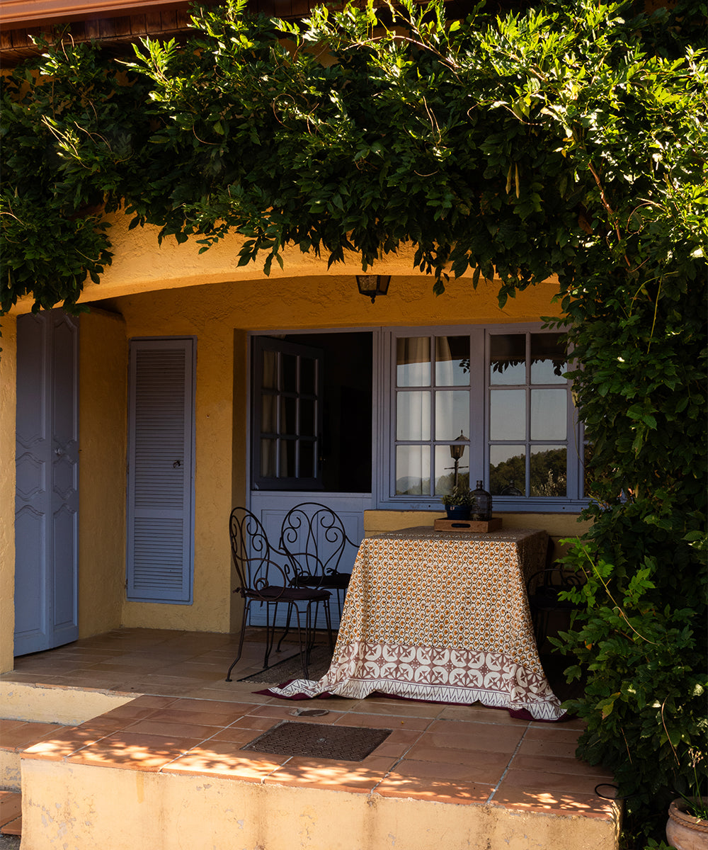 Jeté de coton Dani Simple dans son tote bag