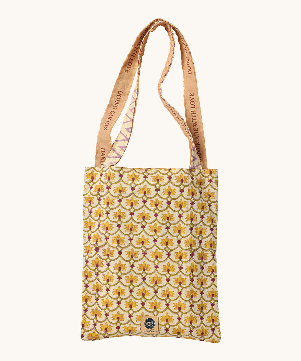 Jeté de coton Dani Simple dans son tote bag