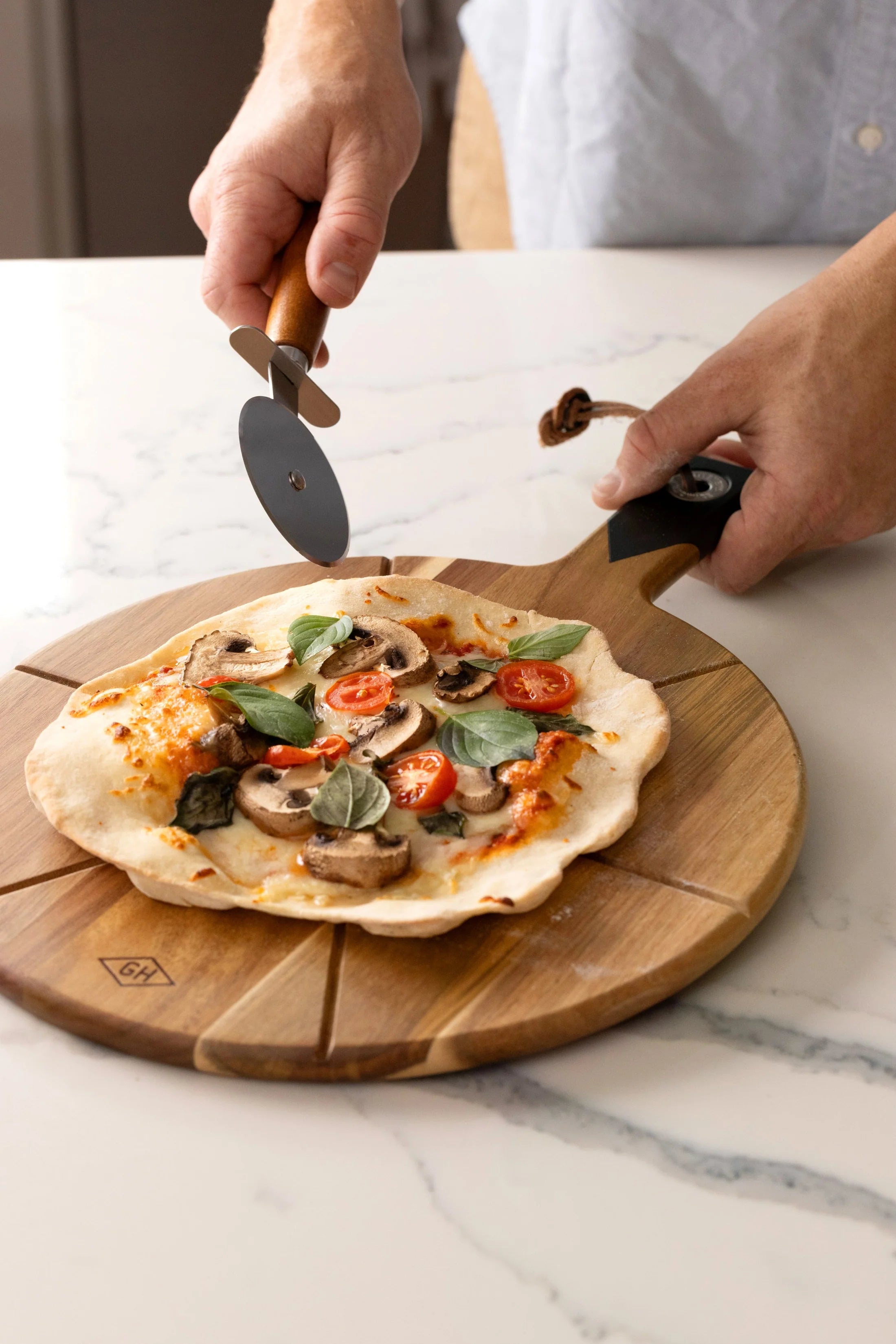 Planche à pizza avec roulette
