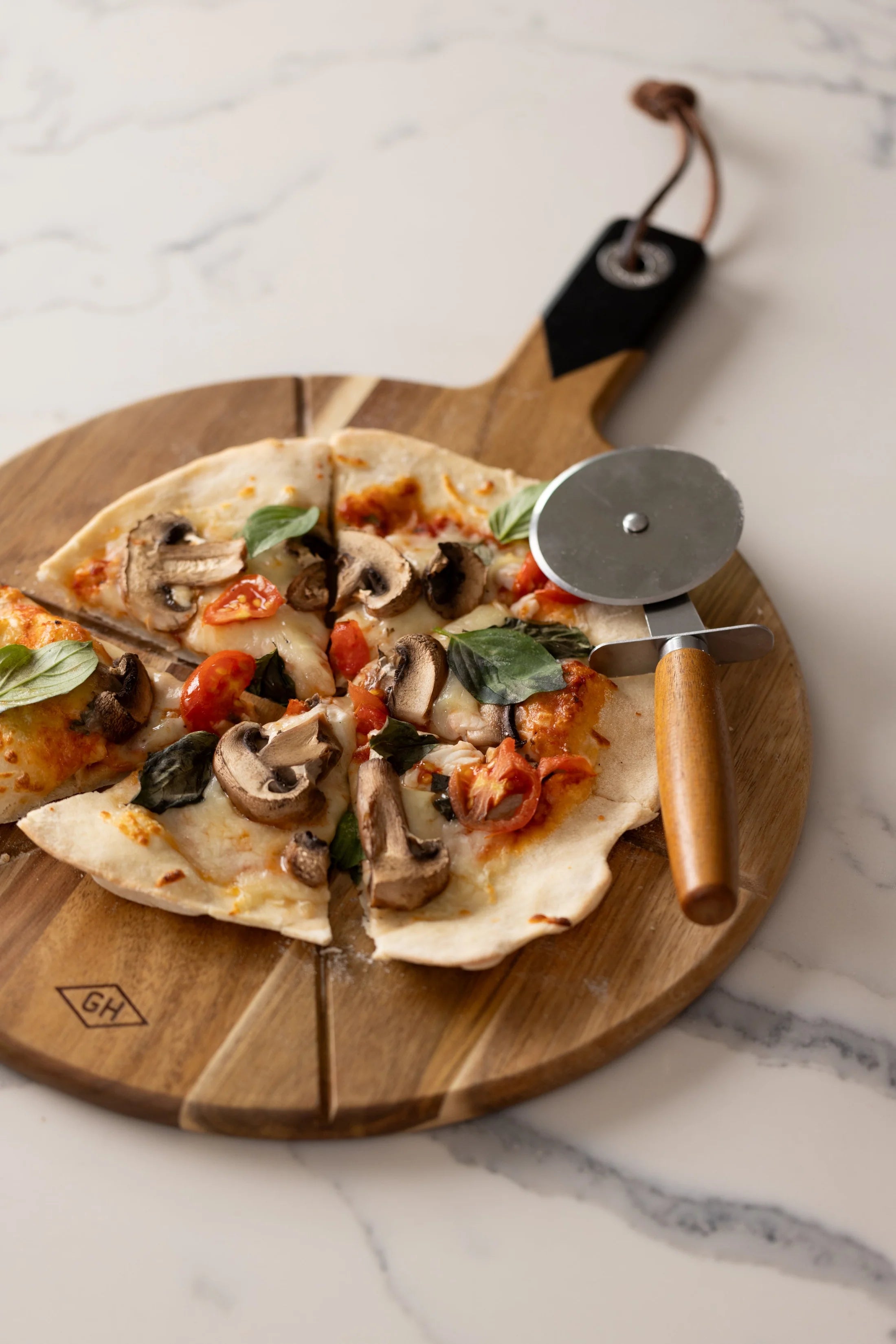 Planche à pizza avec roulette