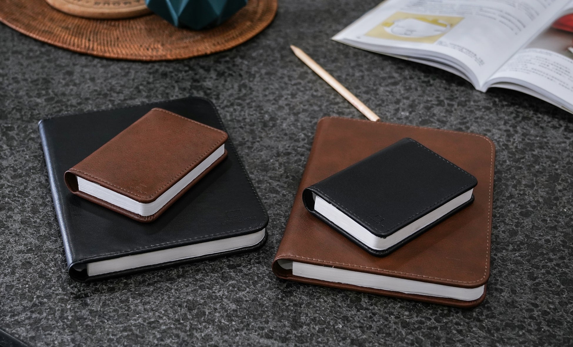 Livre lumineux, marron en cuir microfibre, petit format