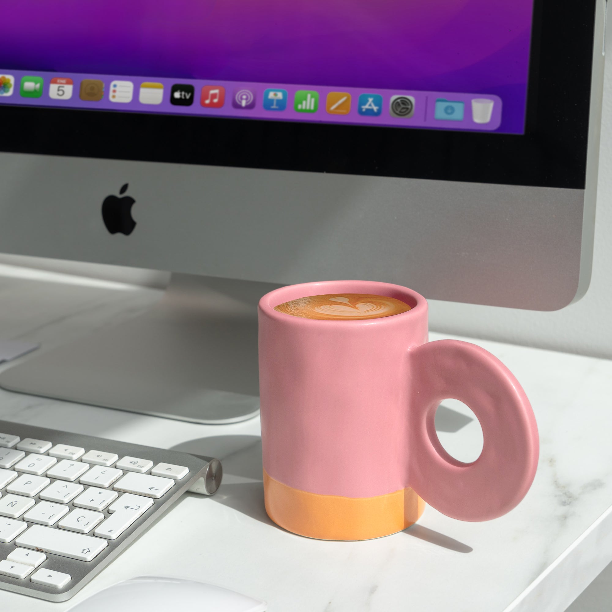 Mug rose à anse ronde design en céramique