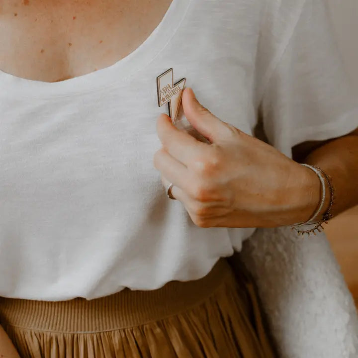 Pin's en bois Super Maîtresse