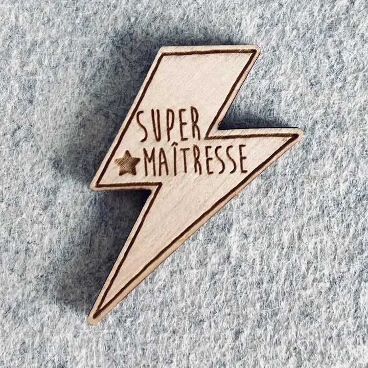 Pin's en bois Super Maîtresse