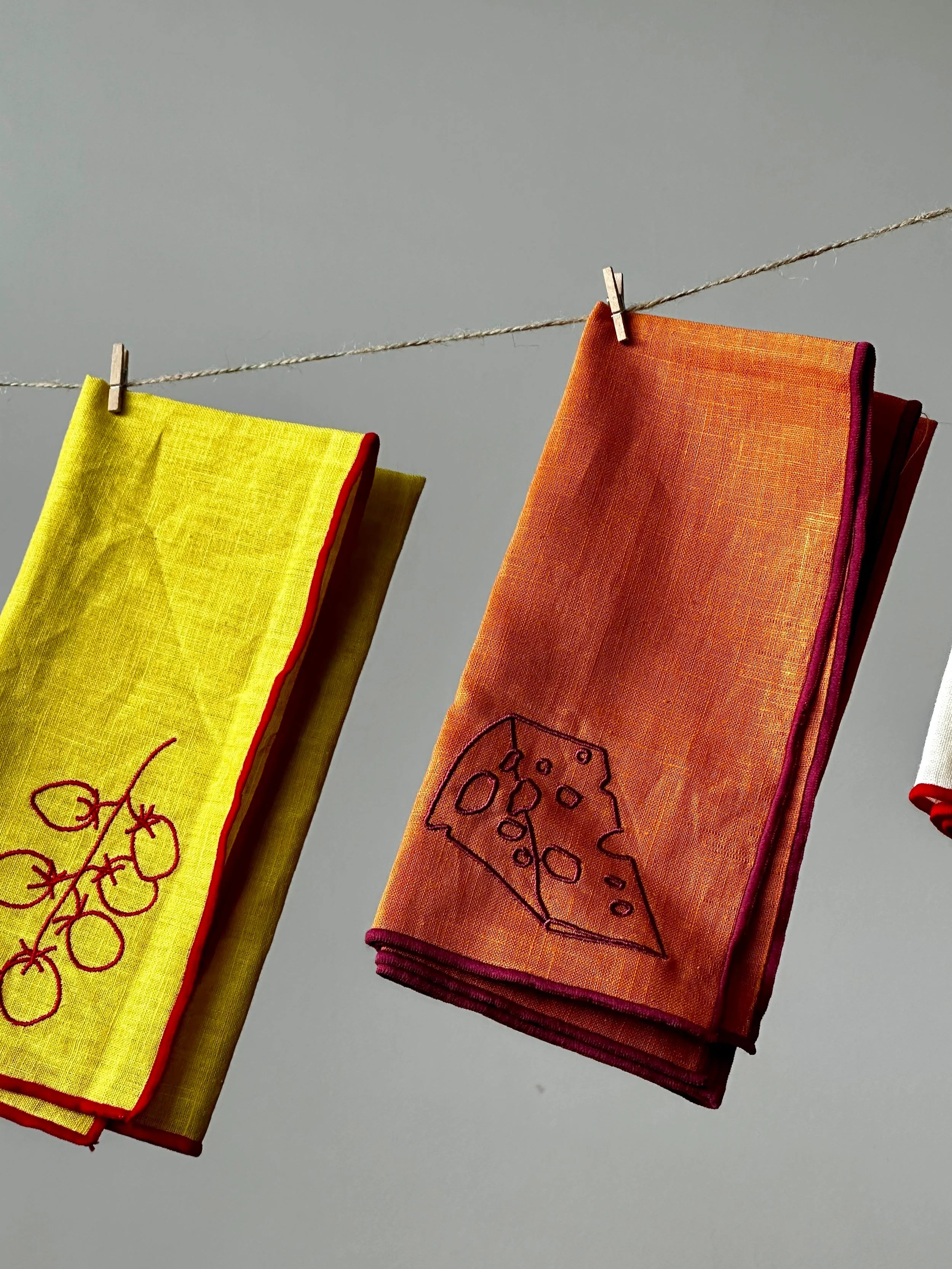 Lot de 2 serviettes en mélange de lin “Fromage” avec pochette