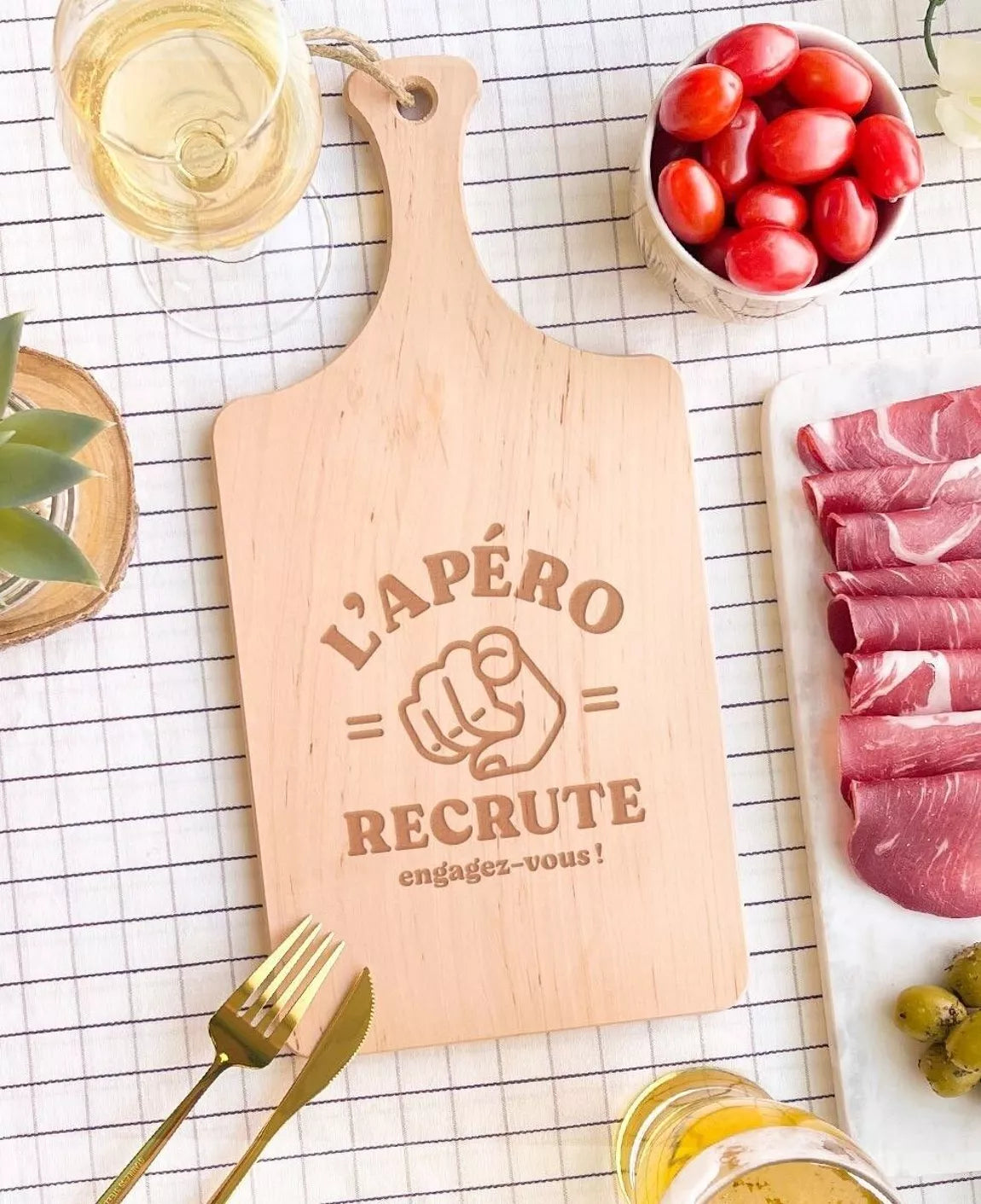 Planche à découper — Engraved “Apéro Is Recruiting” Serving Board with Handle — Monsieur TSHIRT