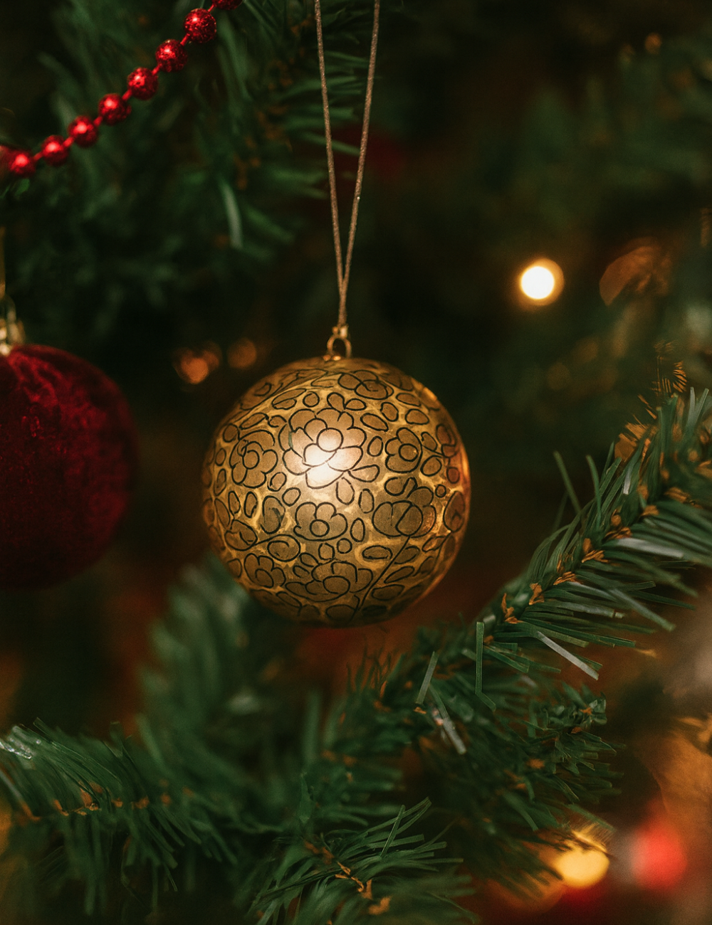 Boule de Noël florale argentée et blanche