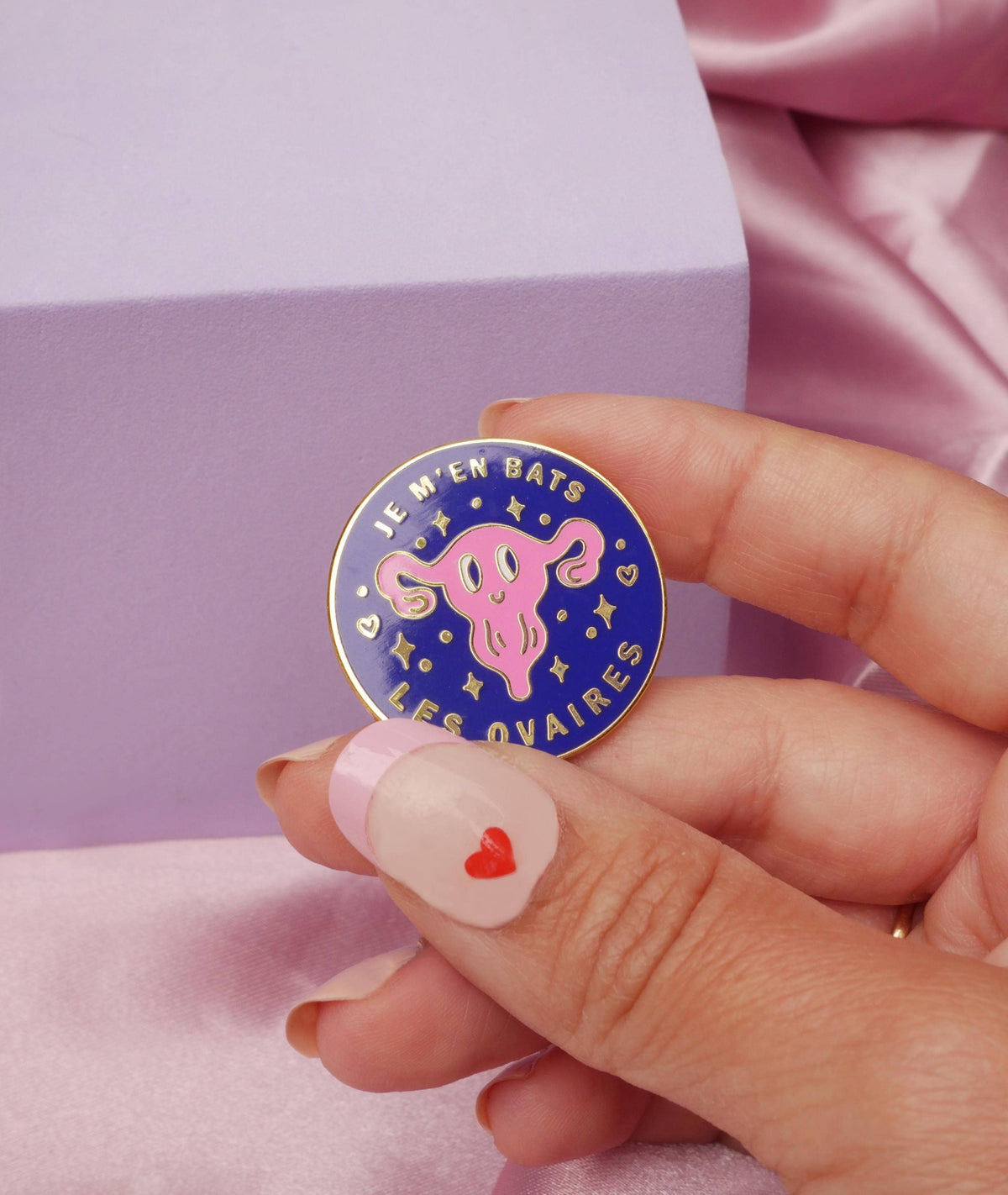 Pin’s Je m’en bats les ovaires | Malicieuse | Vue principale | Beluga Boutique