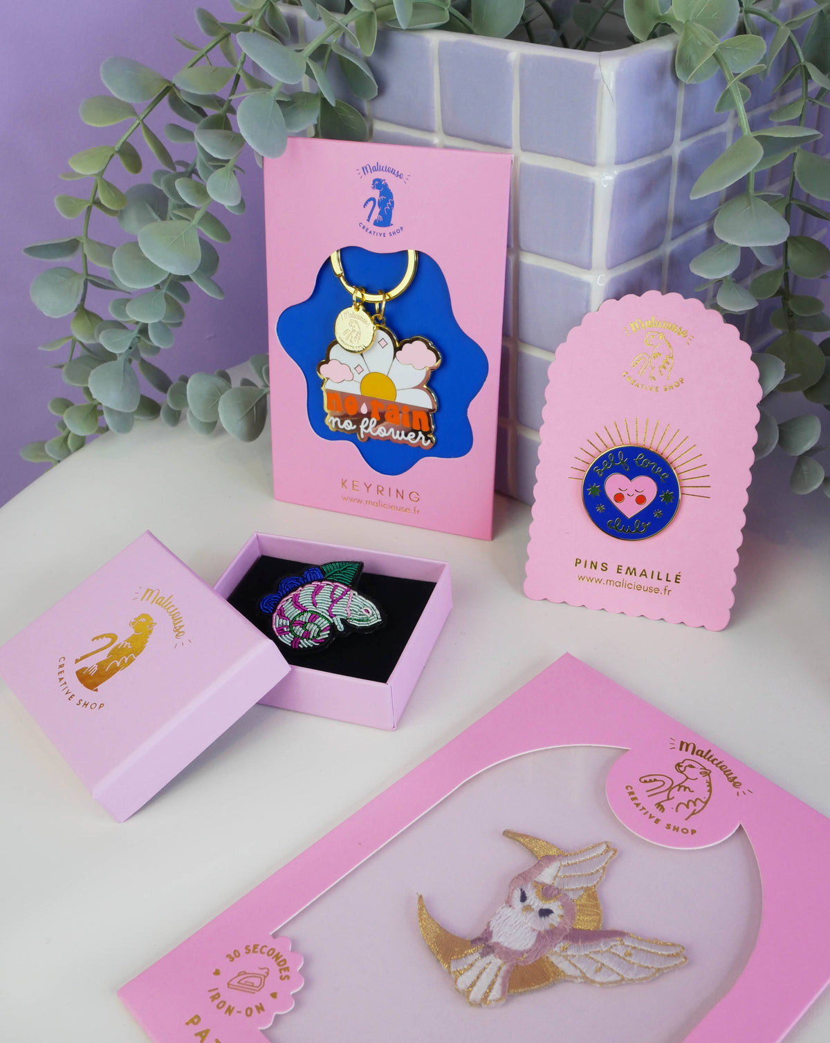 Pin’s Je m’en bats les ovaires | Malicieuse | Vue 4 | Beluga Boutique