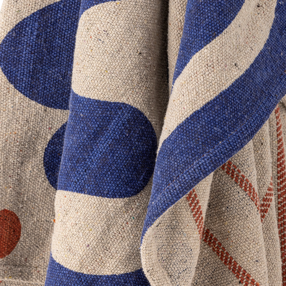 Plaid Eviaya bleu à motif floral graphique et pompons | Bloomingville | Vue 3 | Beluga Boutique