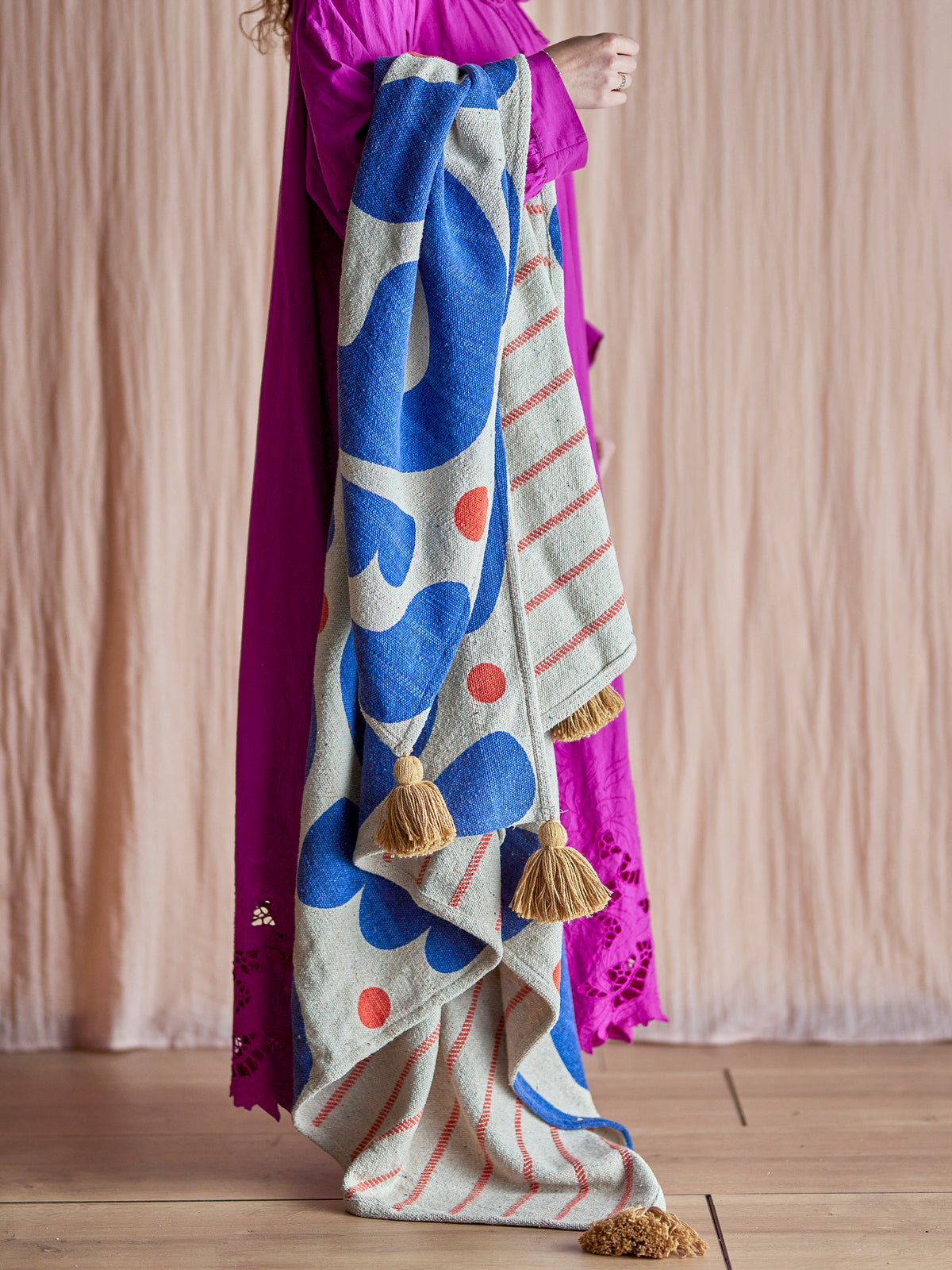 Plaid Eviaya bleu à motif floral graphique et pompons | Bloomingville | Vue 4 | Beluga Boutique